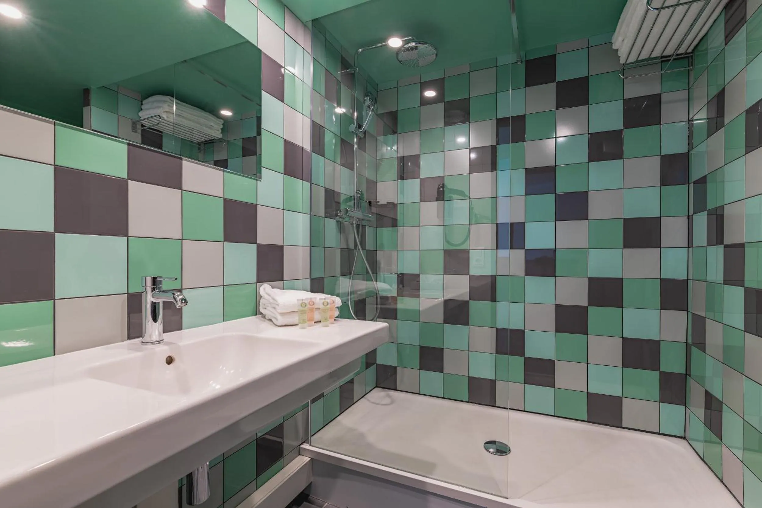 Shower in Best Western Hôtel Grand Parc Marne La Vallée