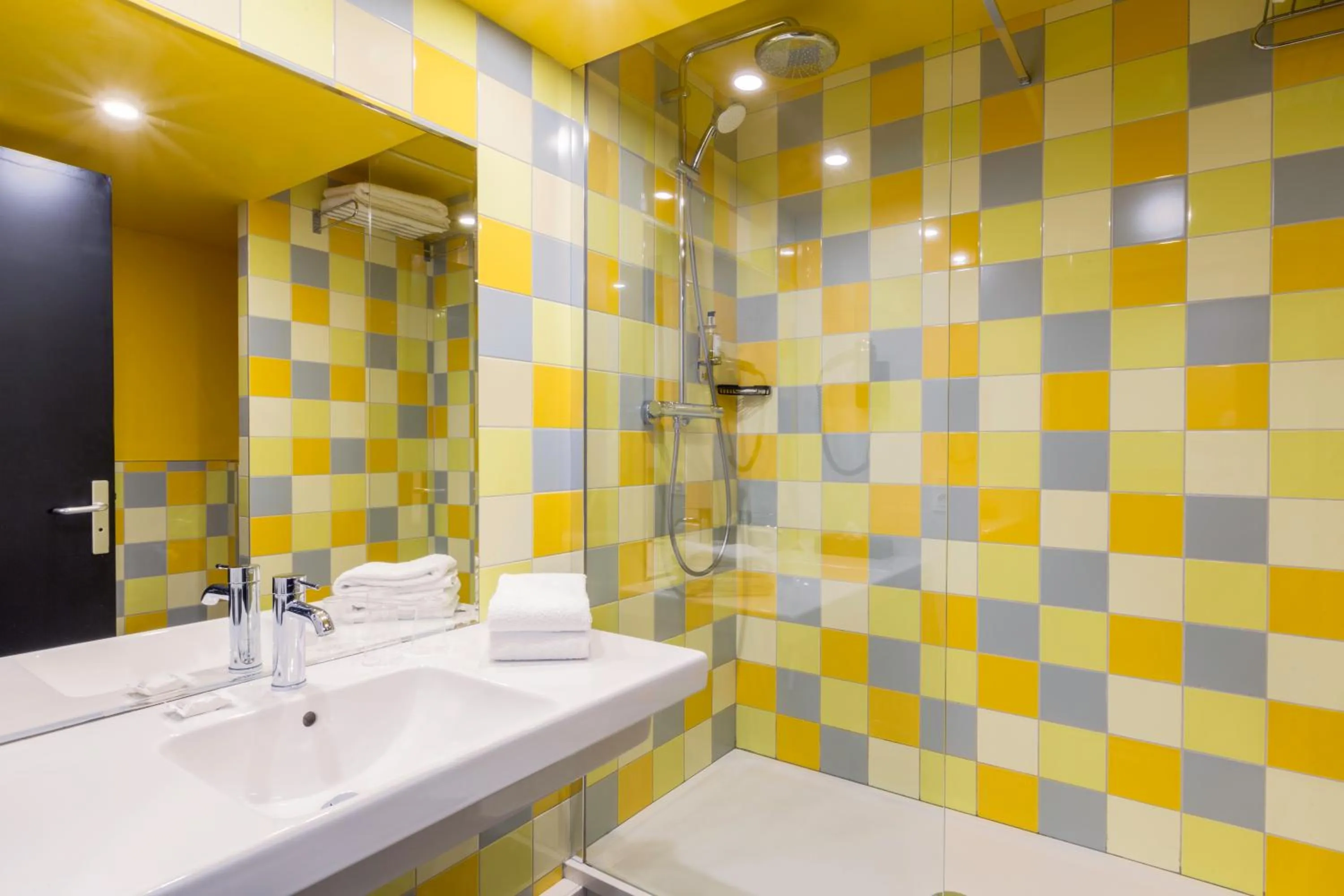 Bathroom in Best Western Hôtel Grand Parc Marne La Vallée