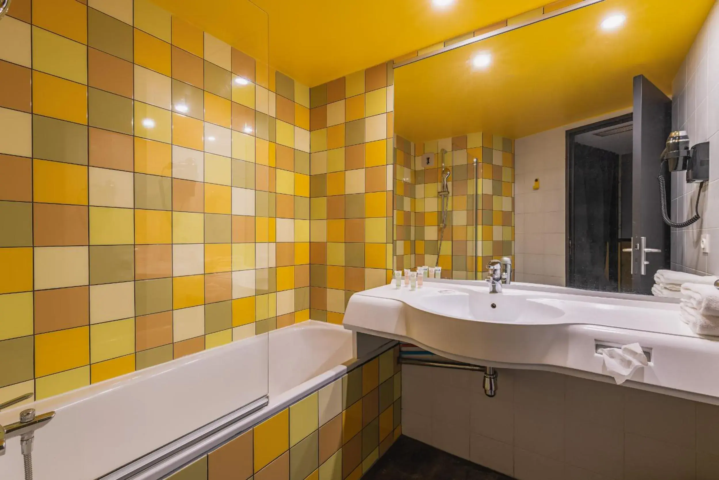 Bathroom in Best Western Hôtel Grand Parc Marne La Vallée Bathroom in Best Western Hôtel Grand Parc Marne La Vallée