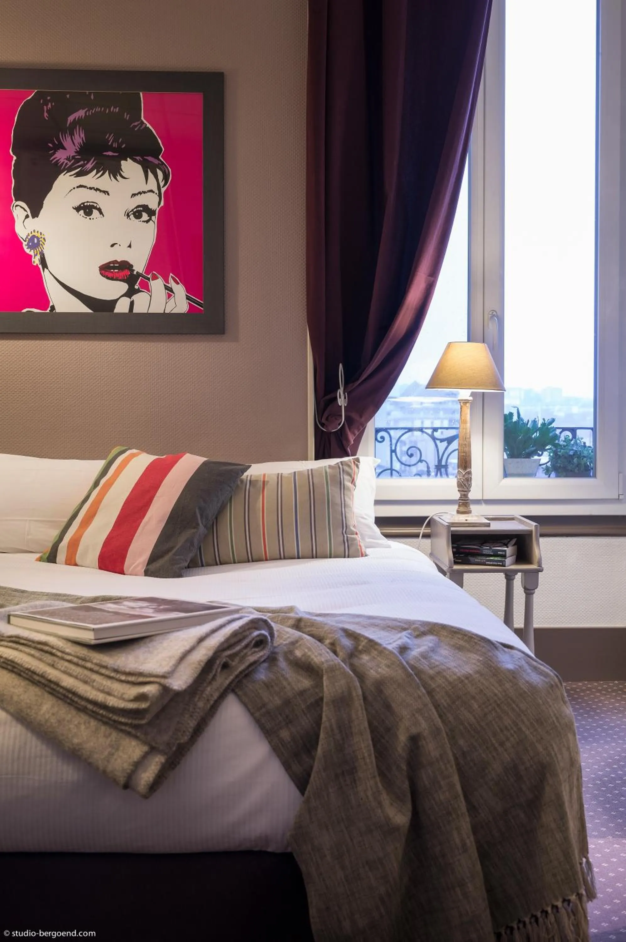 Bed in Hôtel des Alpes