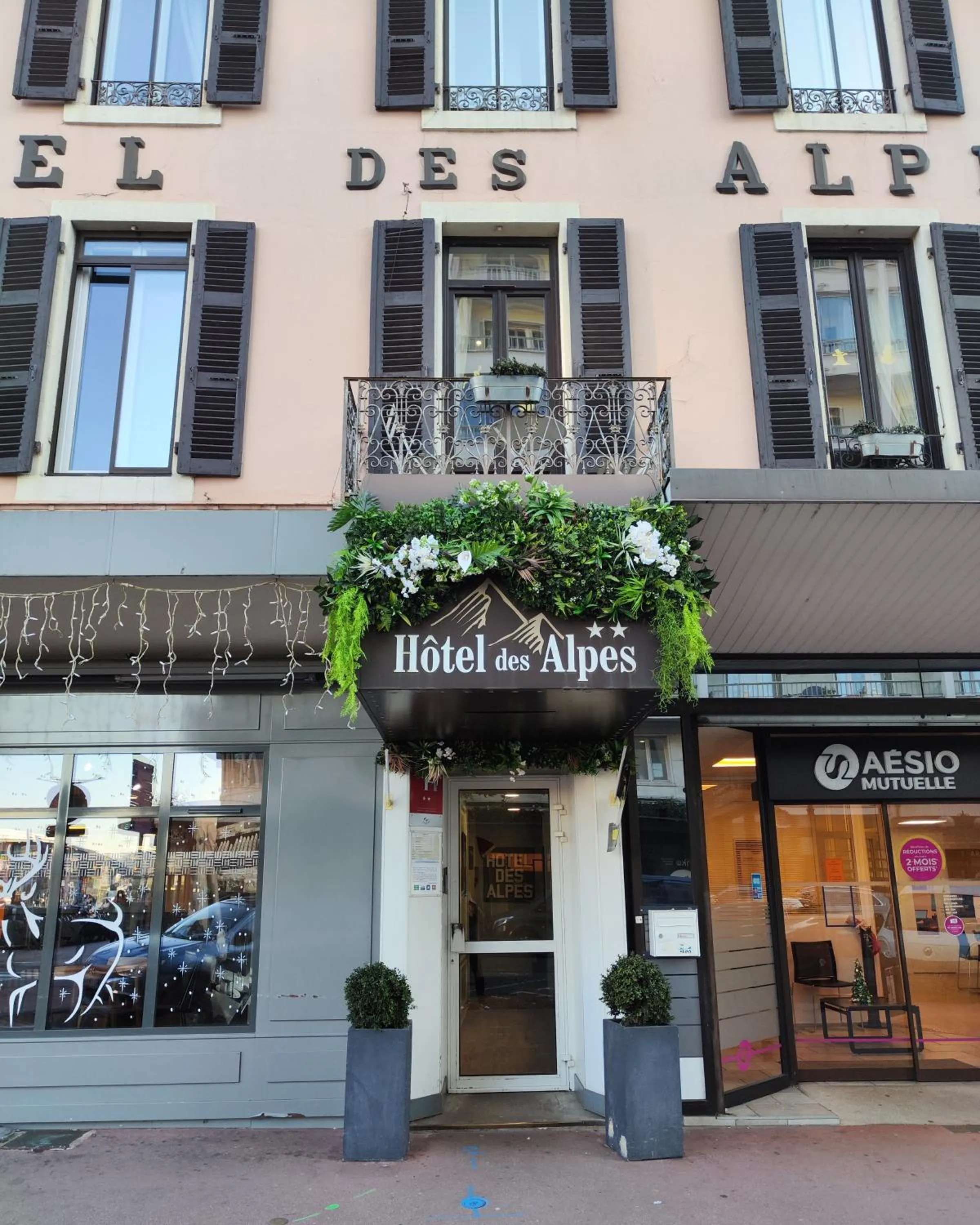 Facade/entrance in Hôtel des Alpes