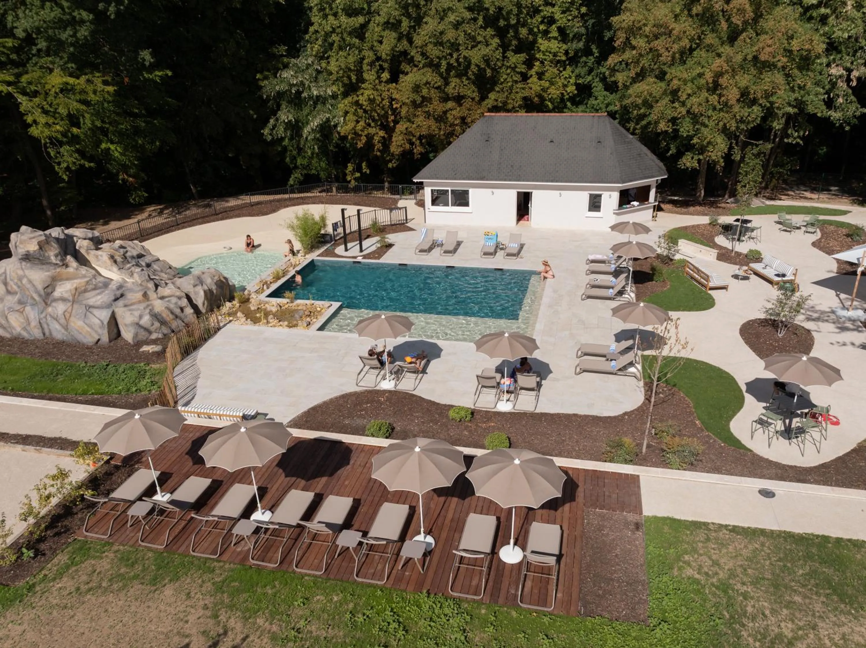 Pool view in Château D'artigny