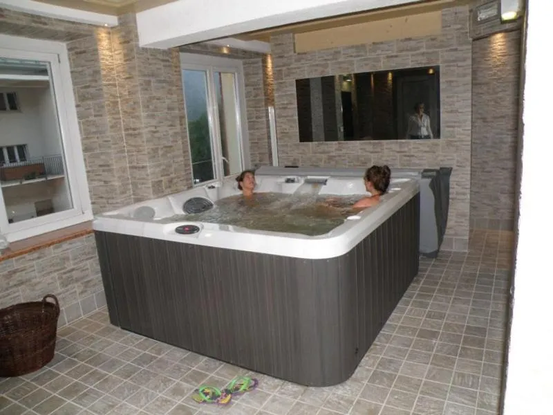 Hot Tub in Hotel Al Pelmo Wellness