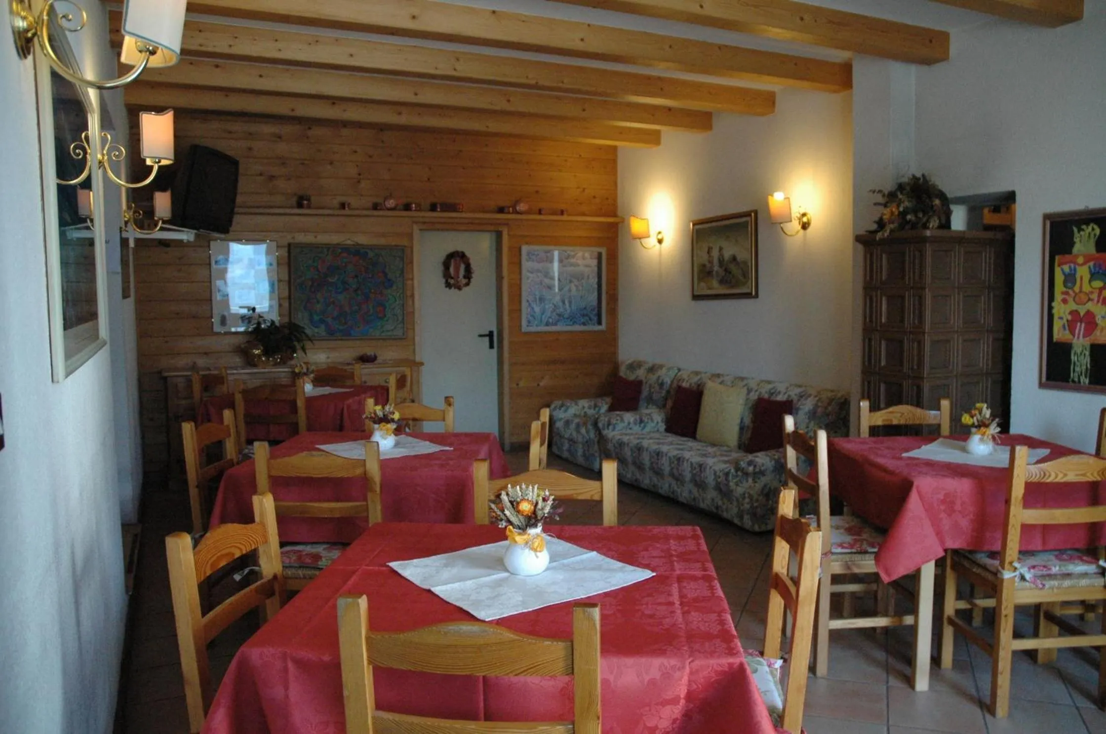 Communal lounge/ TV room in Hotel Al Pelmo Wellness