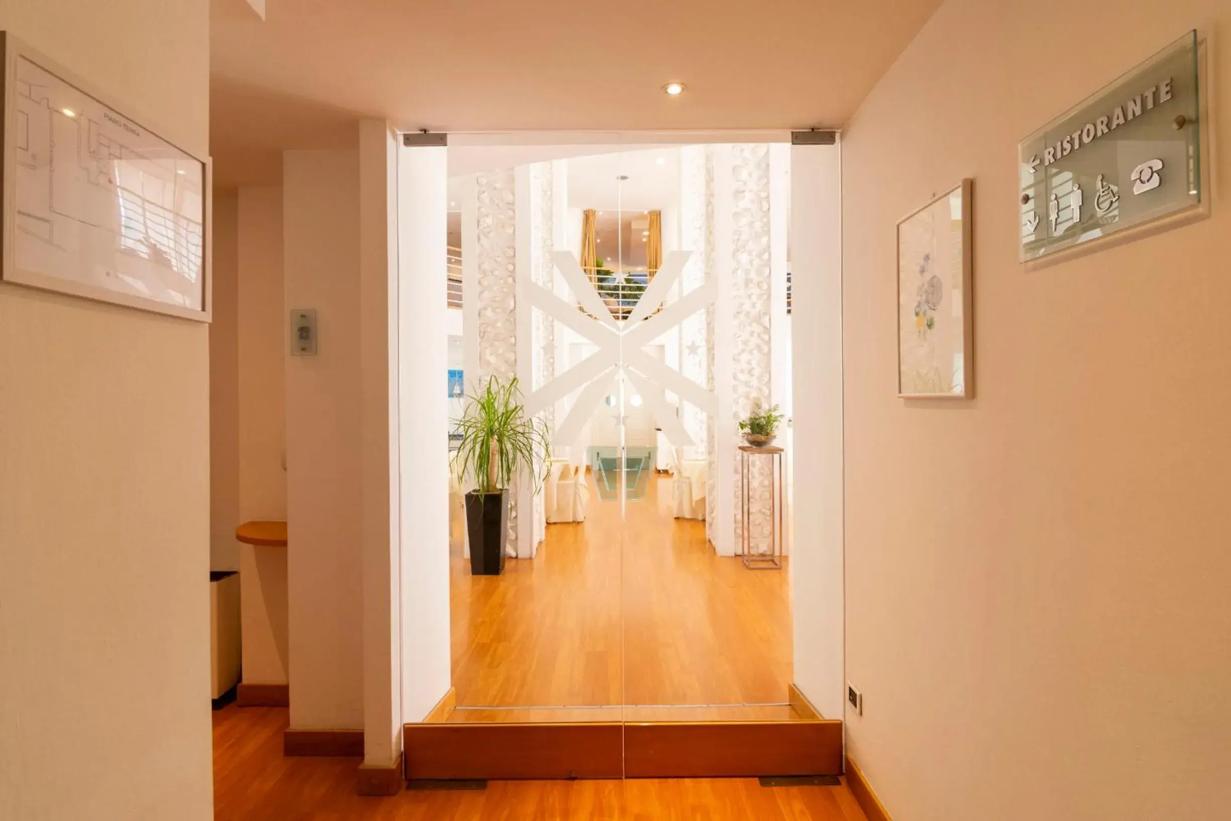 Restaurant/places to eat in Hotel Luxor Restaurant/places to eat in Hotel Luxor