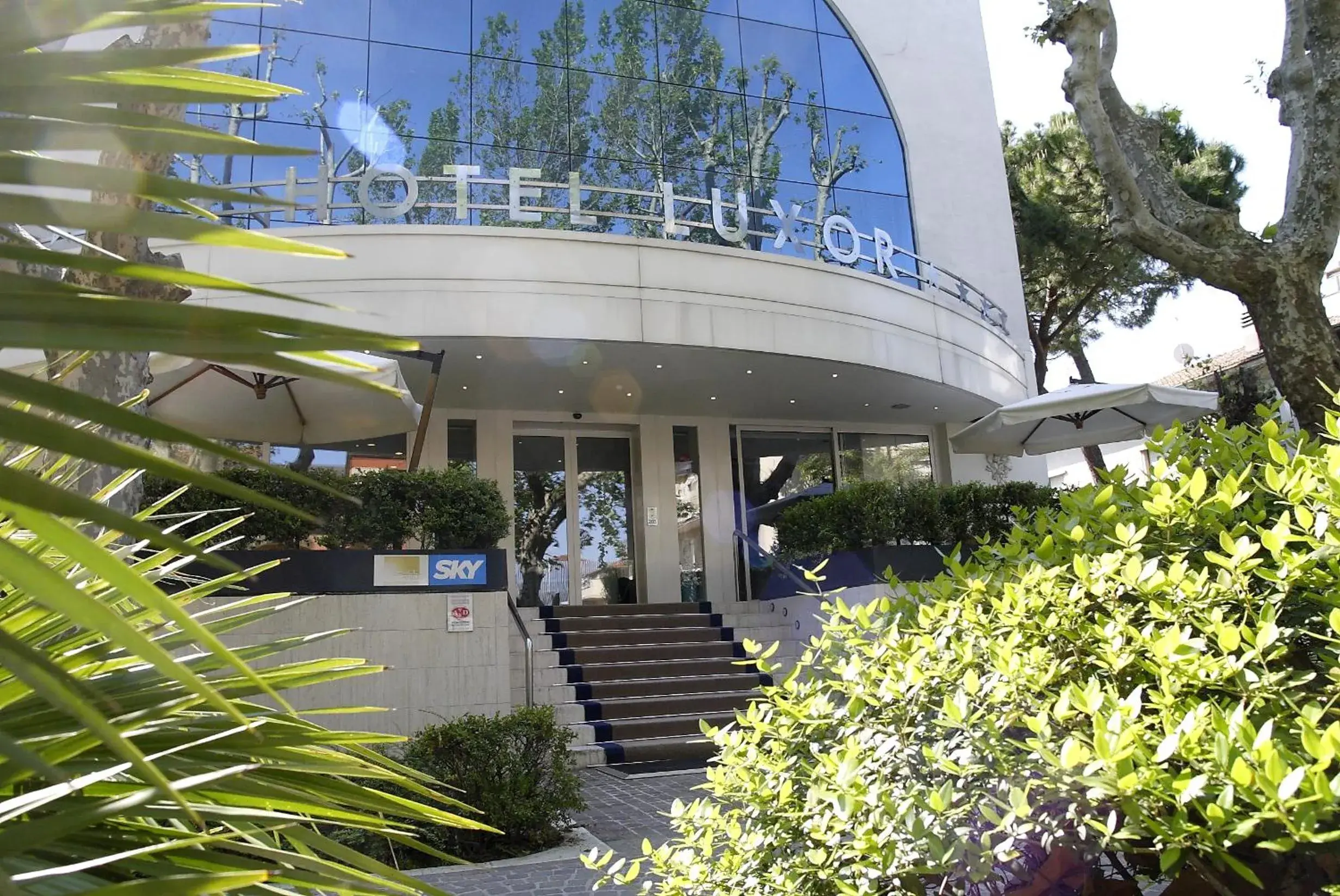 Facade/entrance, Property Building in Hotel Luxor