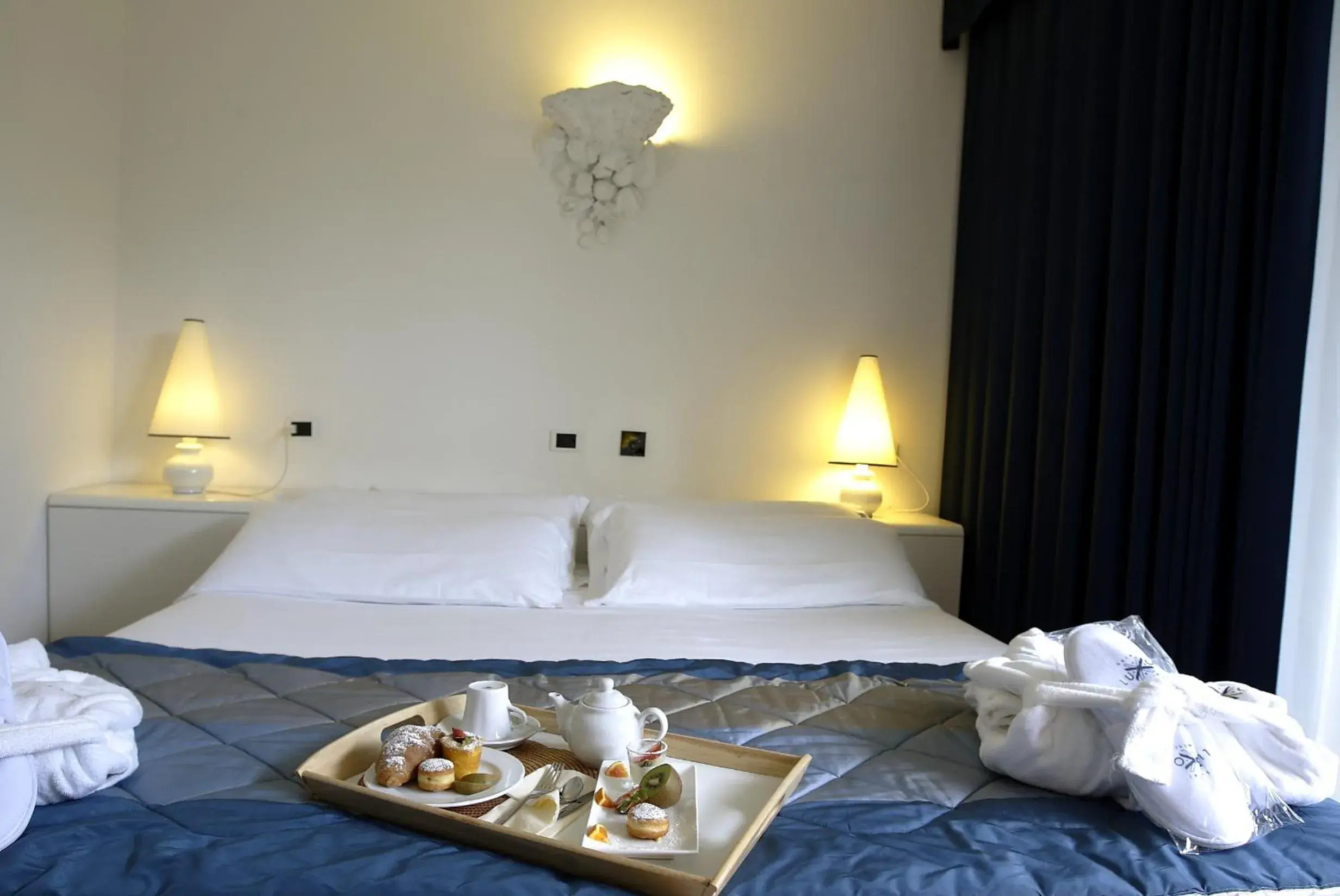 Bedroom, Bed in Hotel Luxor