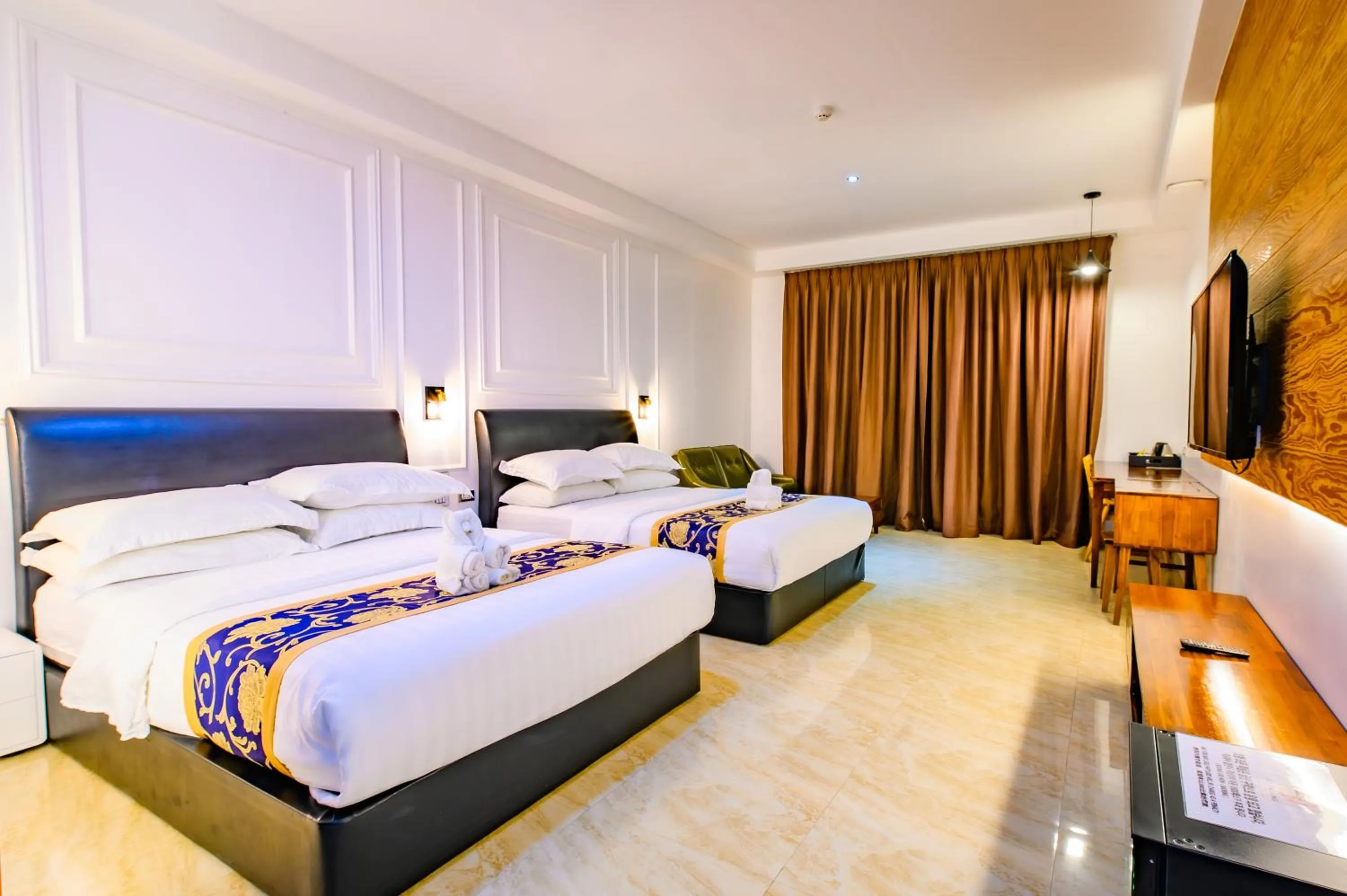 Communal lounge/ TV room, Bed in Hotel Seoul