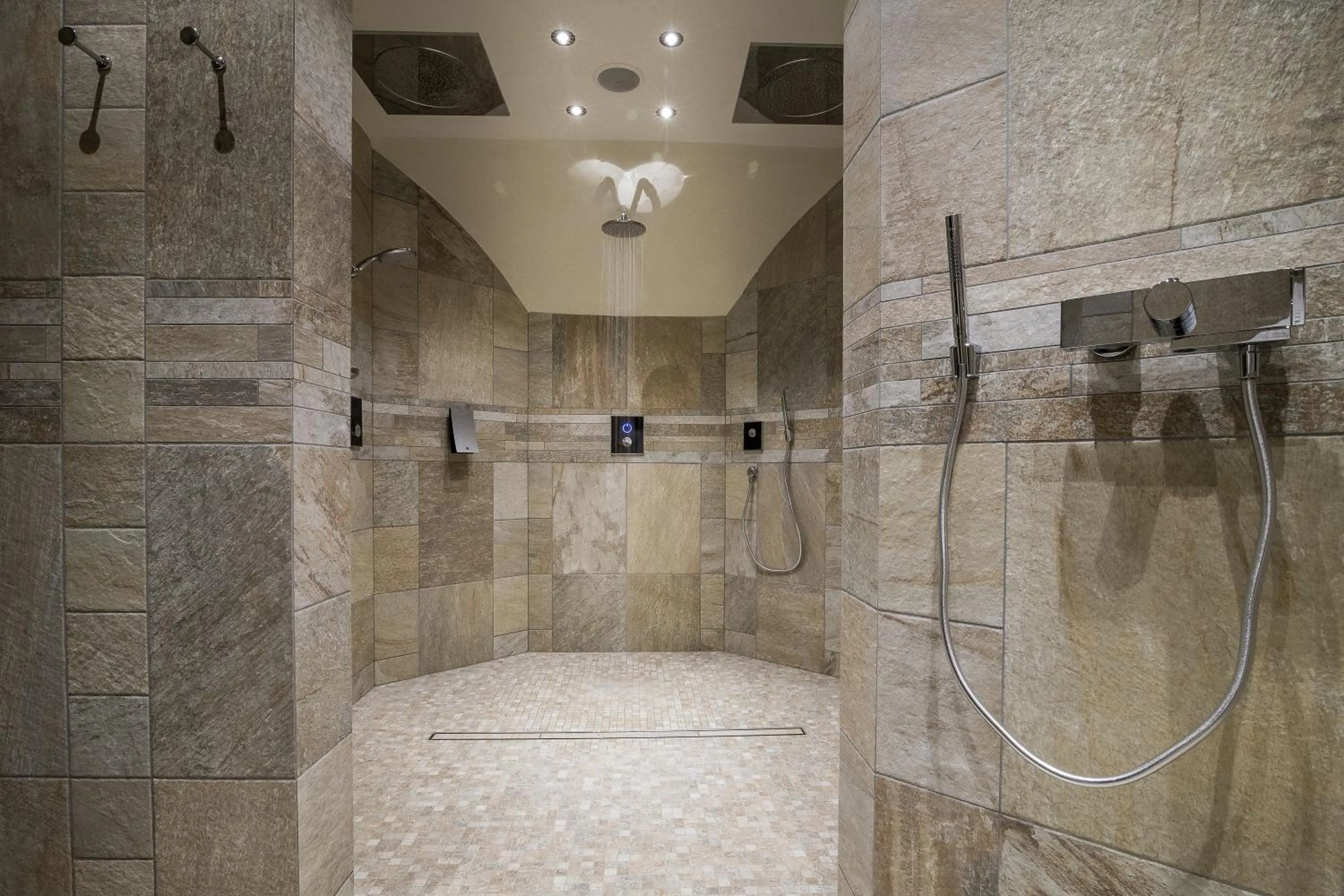 Shower in Kirchenwirt Hotel Restaurant Wachau