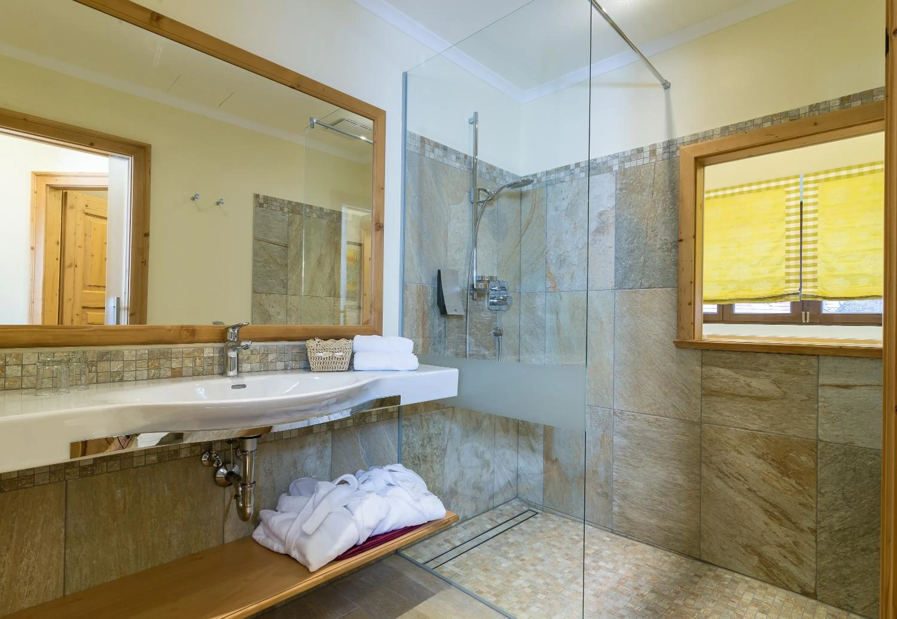 Shower in Kirchenwirt Hotel Restaurant Wachau