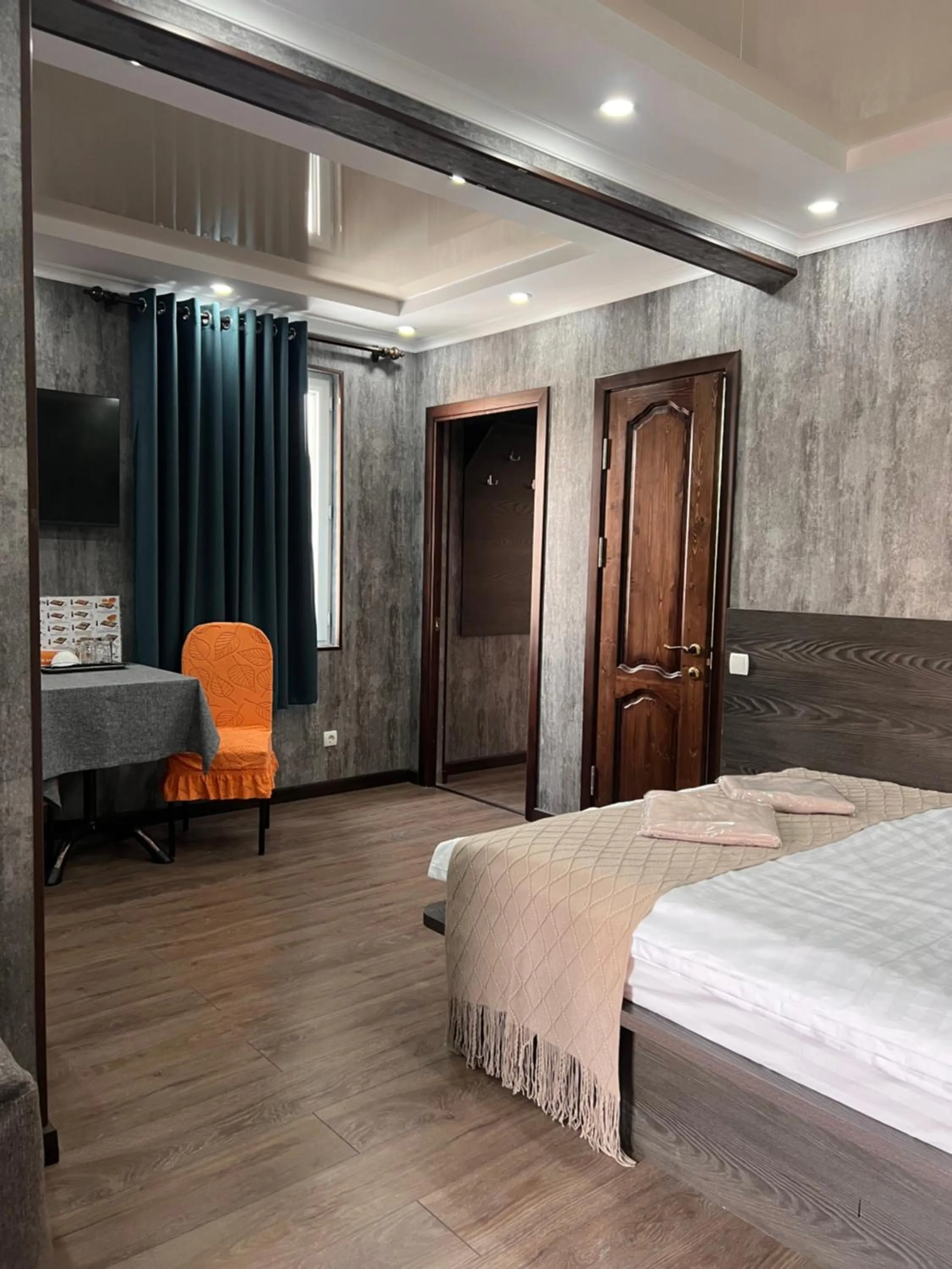 Living room, Bed in Salut Hotel