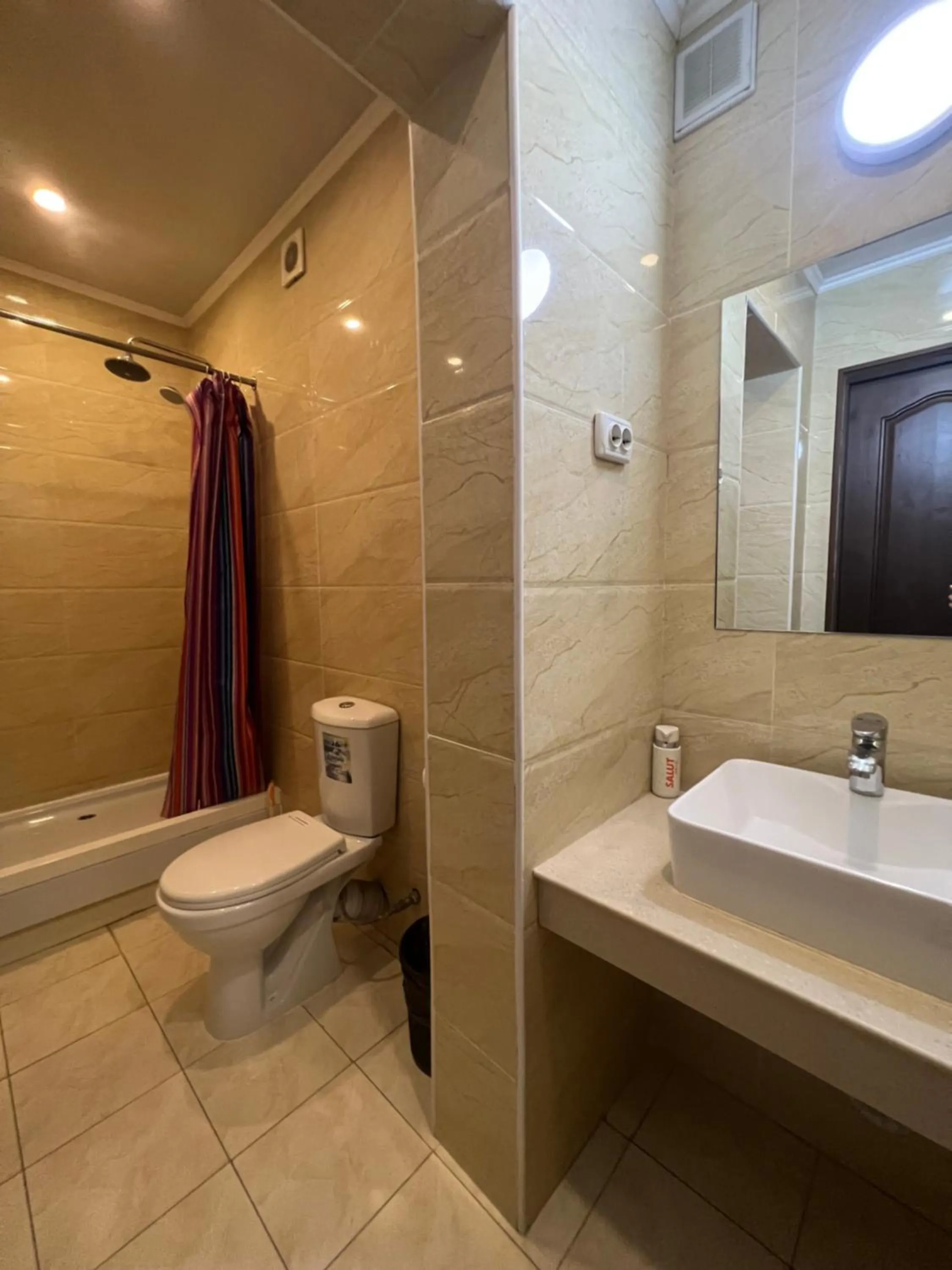 Shower in Salut Hotel