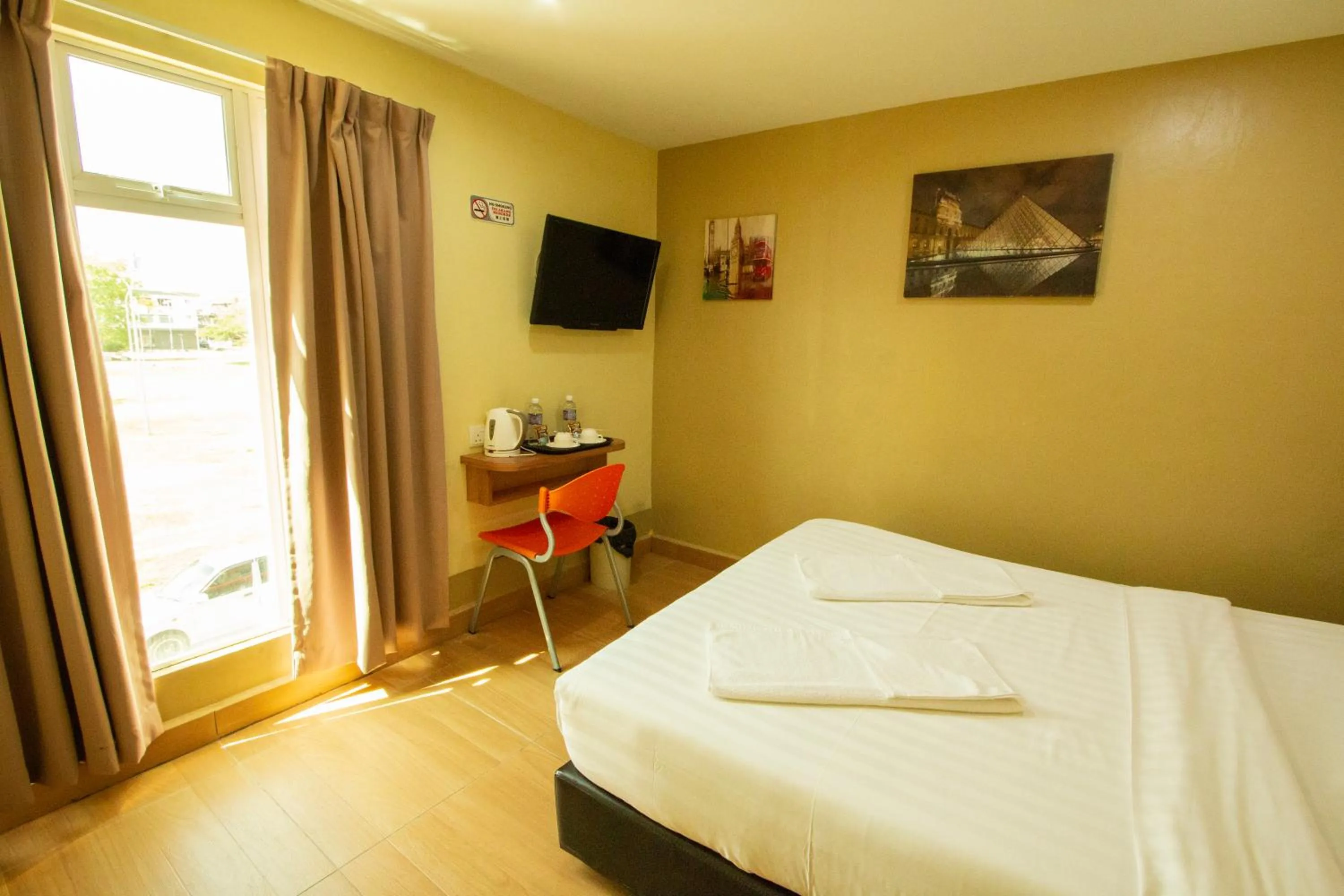 Seating area, Bed in Expo Hotel