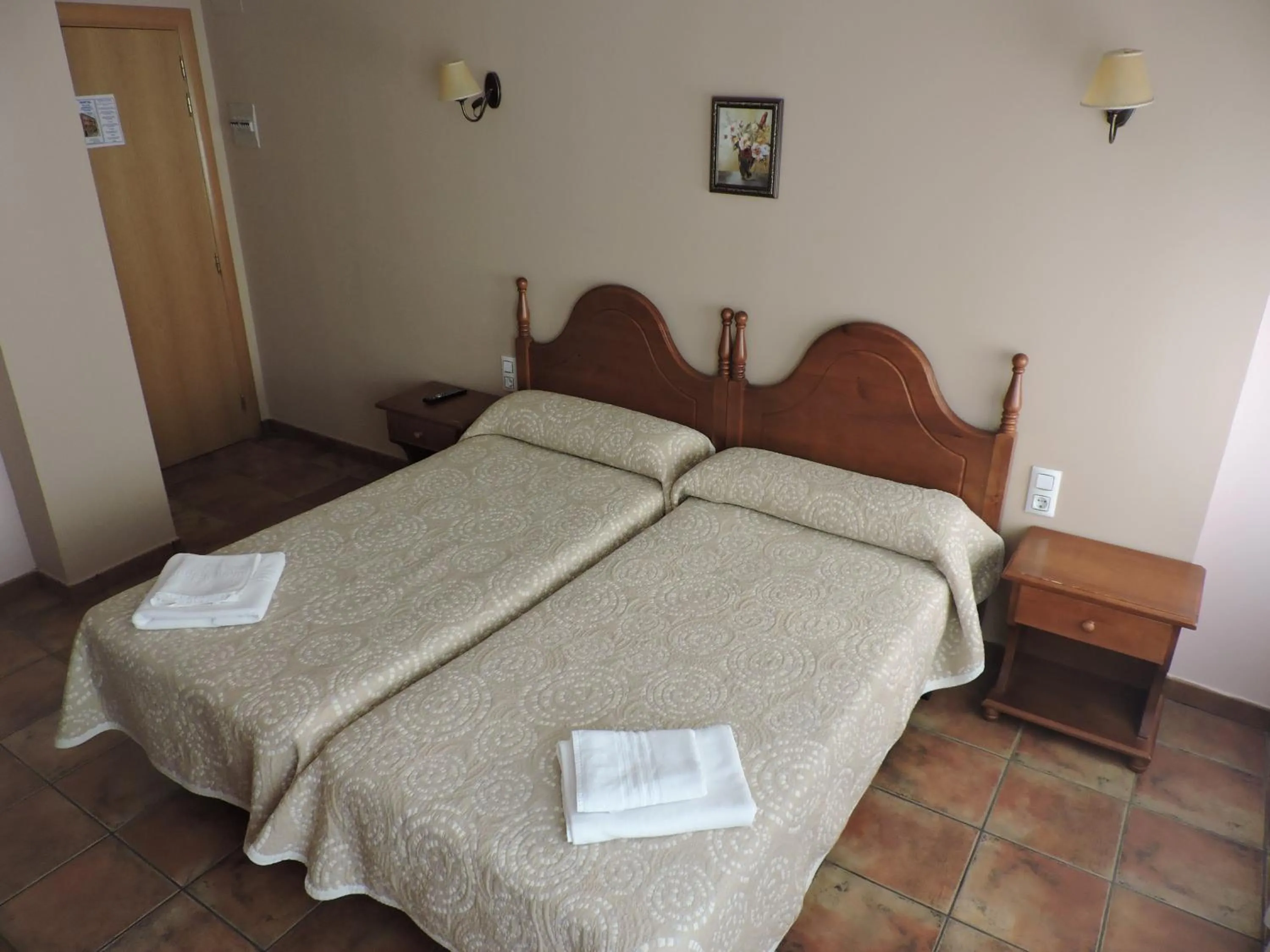 Double Room with Private Bathroom in Hostal Villa de Navarrete