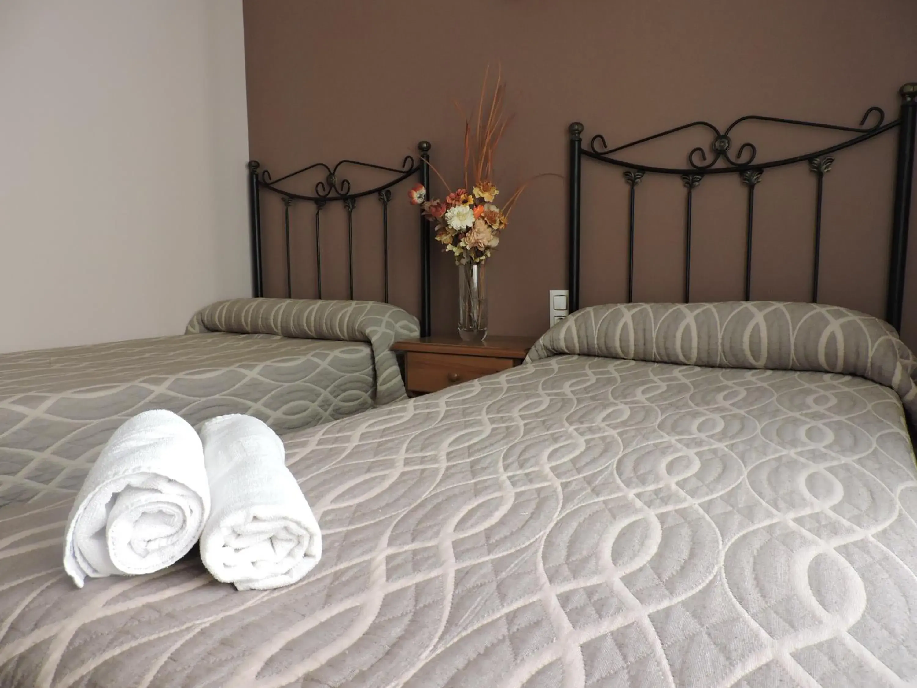 Twin Room with Private Bathroom - single occupancy in Hostal Villa de Navarrete Twin Room with Private Bathroom - single occupancy in Hostal Villa de Navarrete