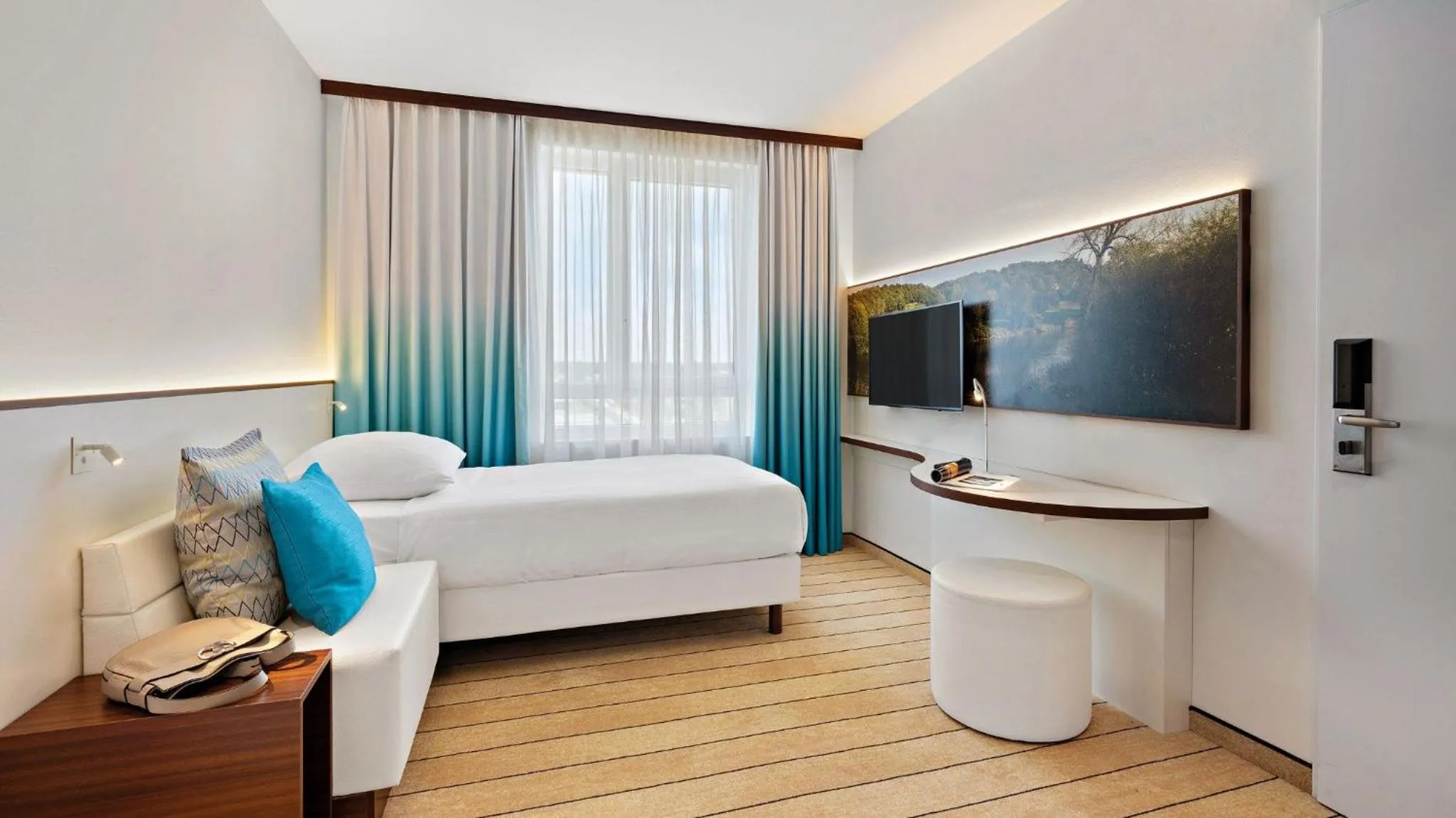 Photo of the whole room, Bed in Hey Lou Hotel Frankfurt Airport