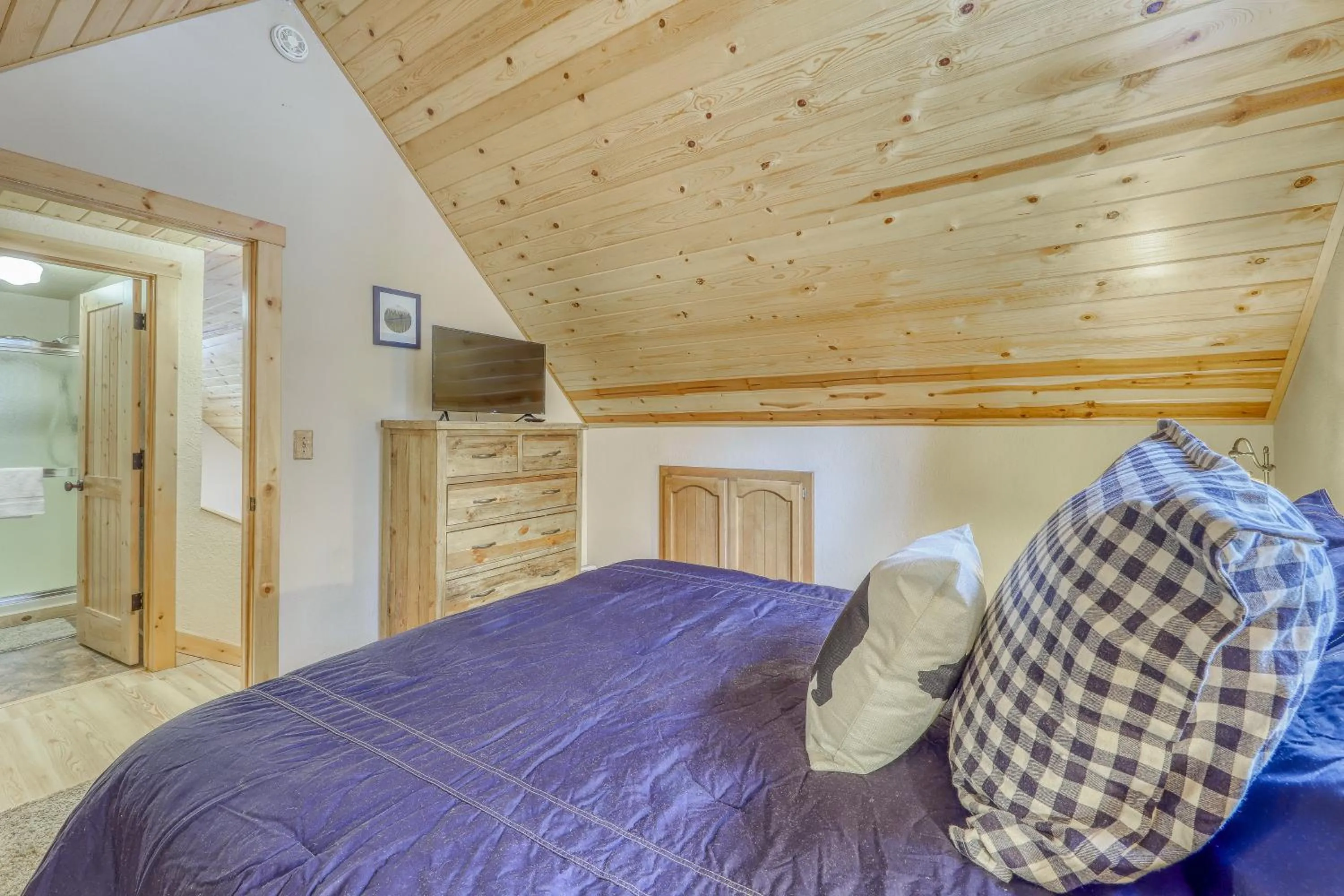 Bed in Snowpeak Chalet in Tahoe Donner