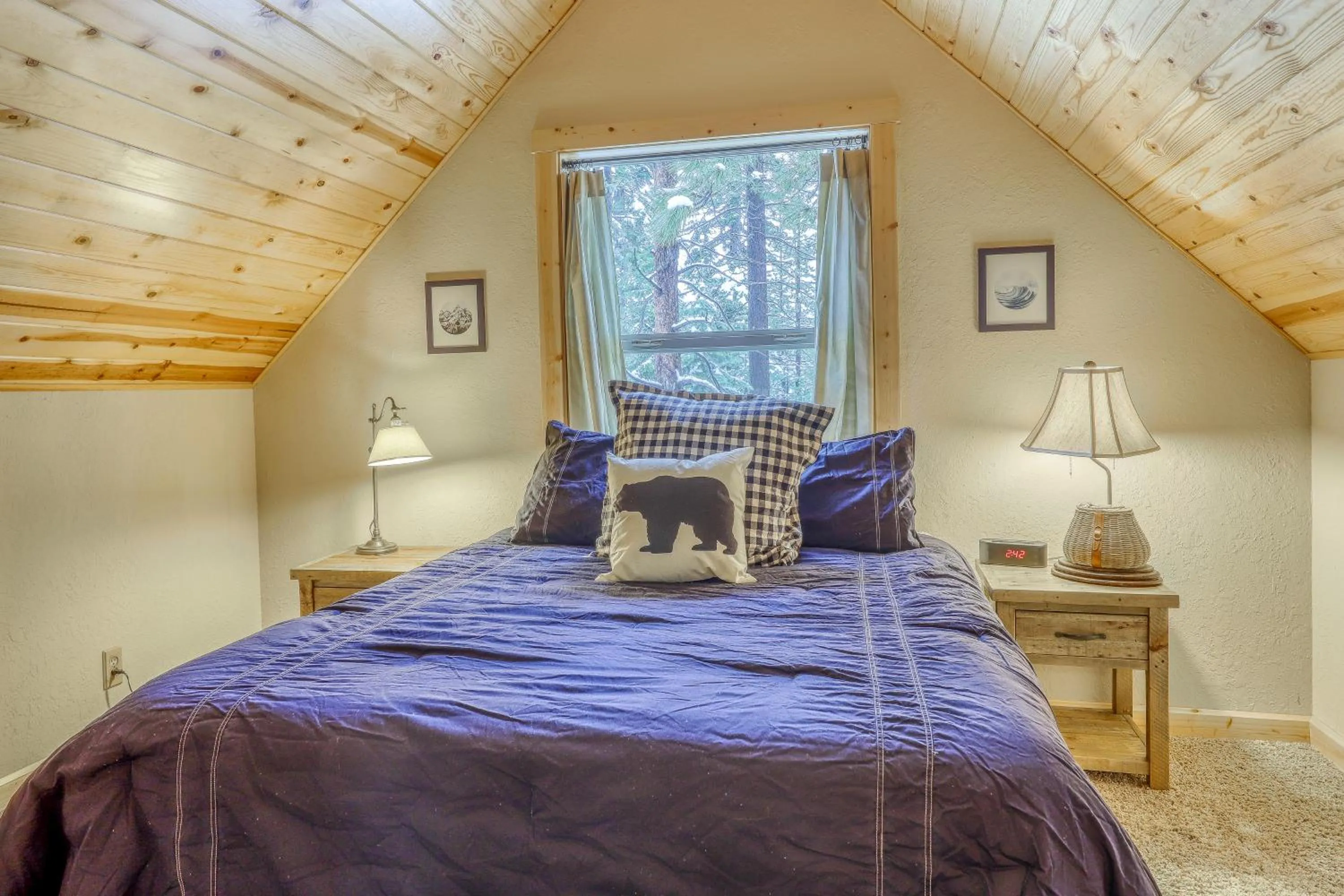 Bed in Snowpeak Chalet in Tahoe Donner