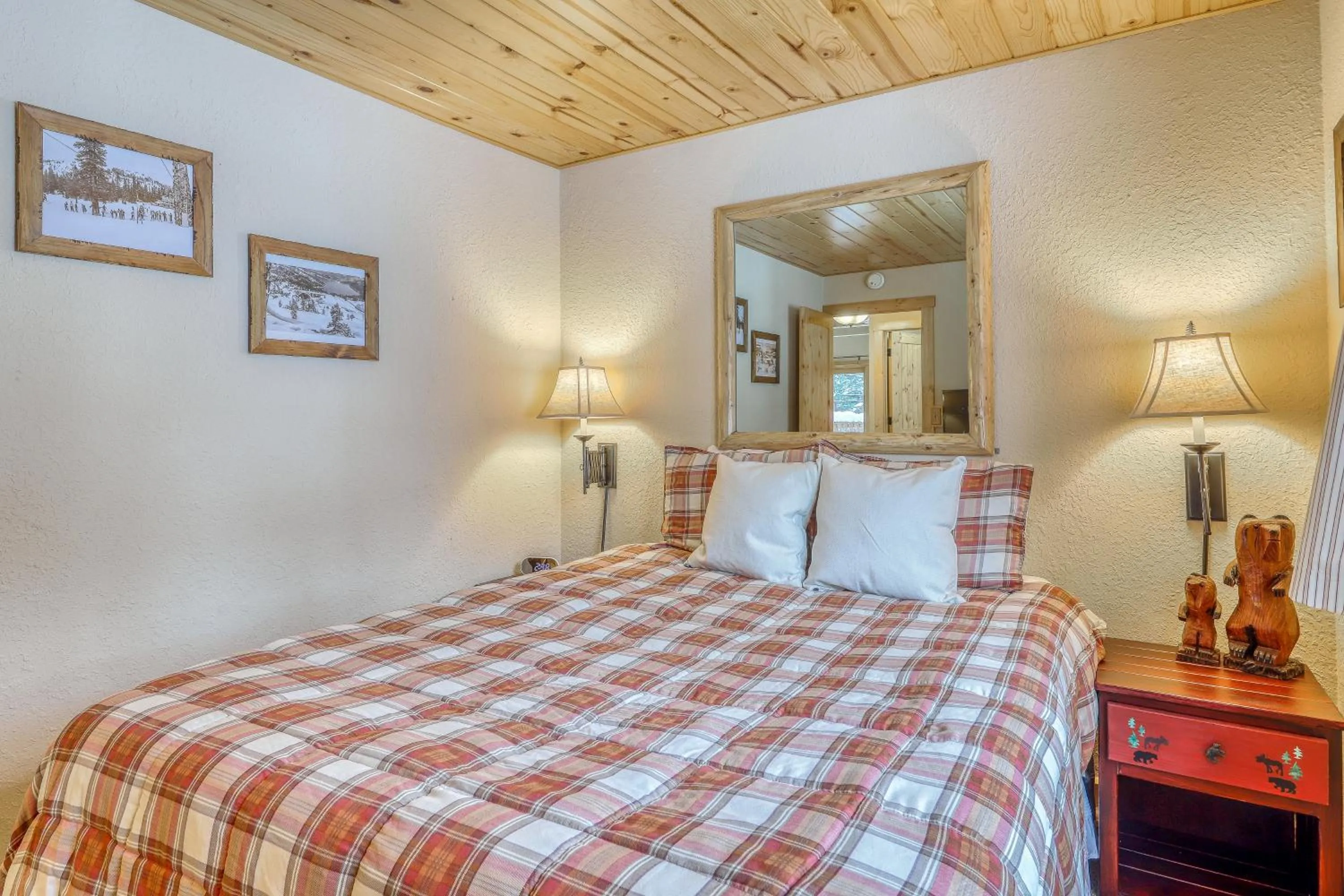 Bed in Snowpeak Chalet in Tahoe Donner