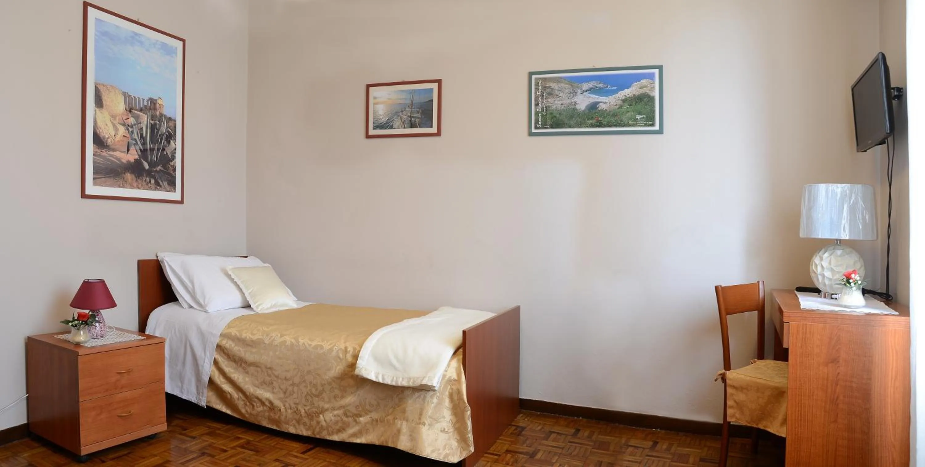 Photo of the whole room, Bed in Hotel La Fenice