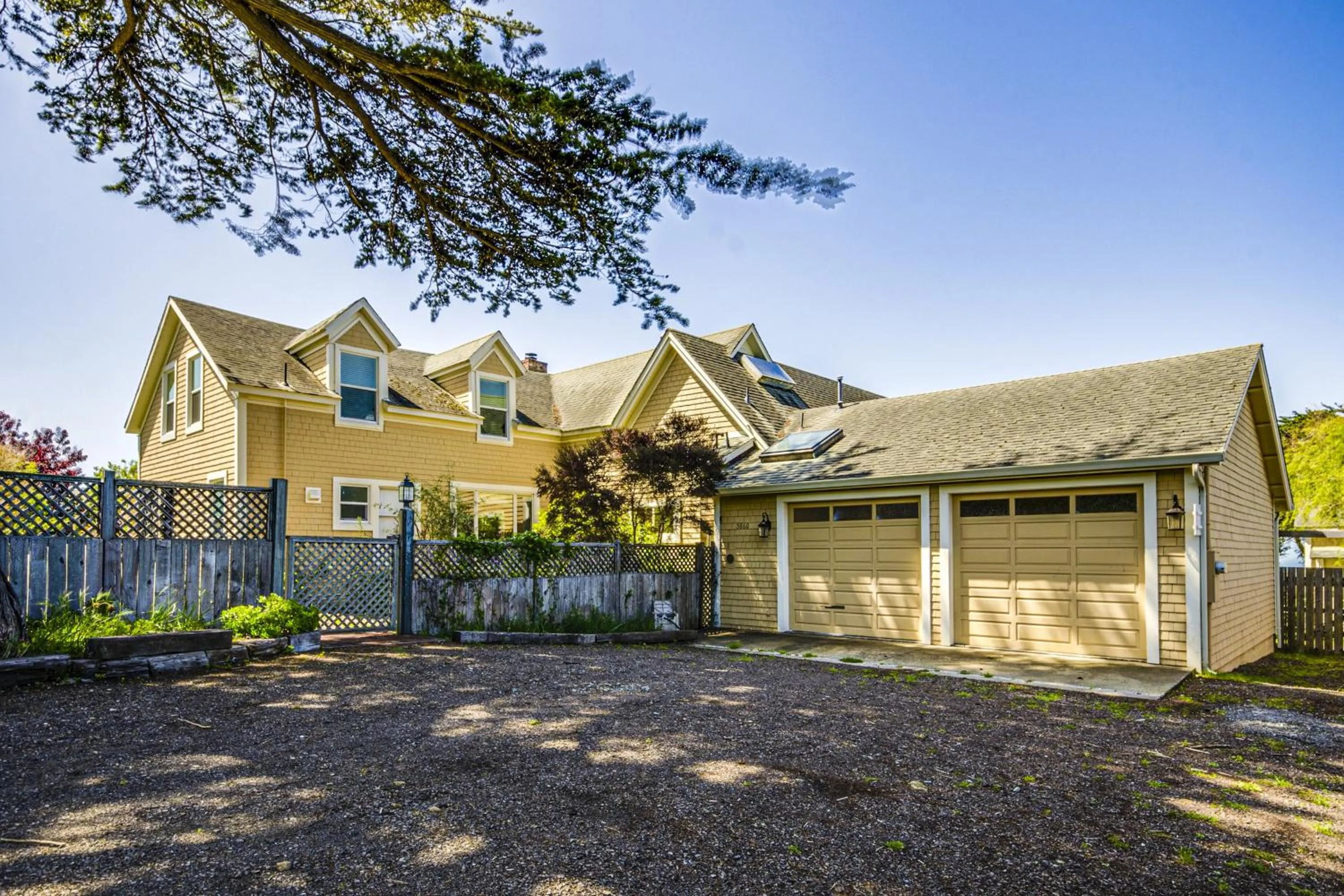 Large Oceanfront Bluff Home - Hot Tub Kids Room