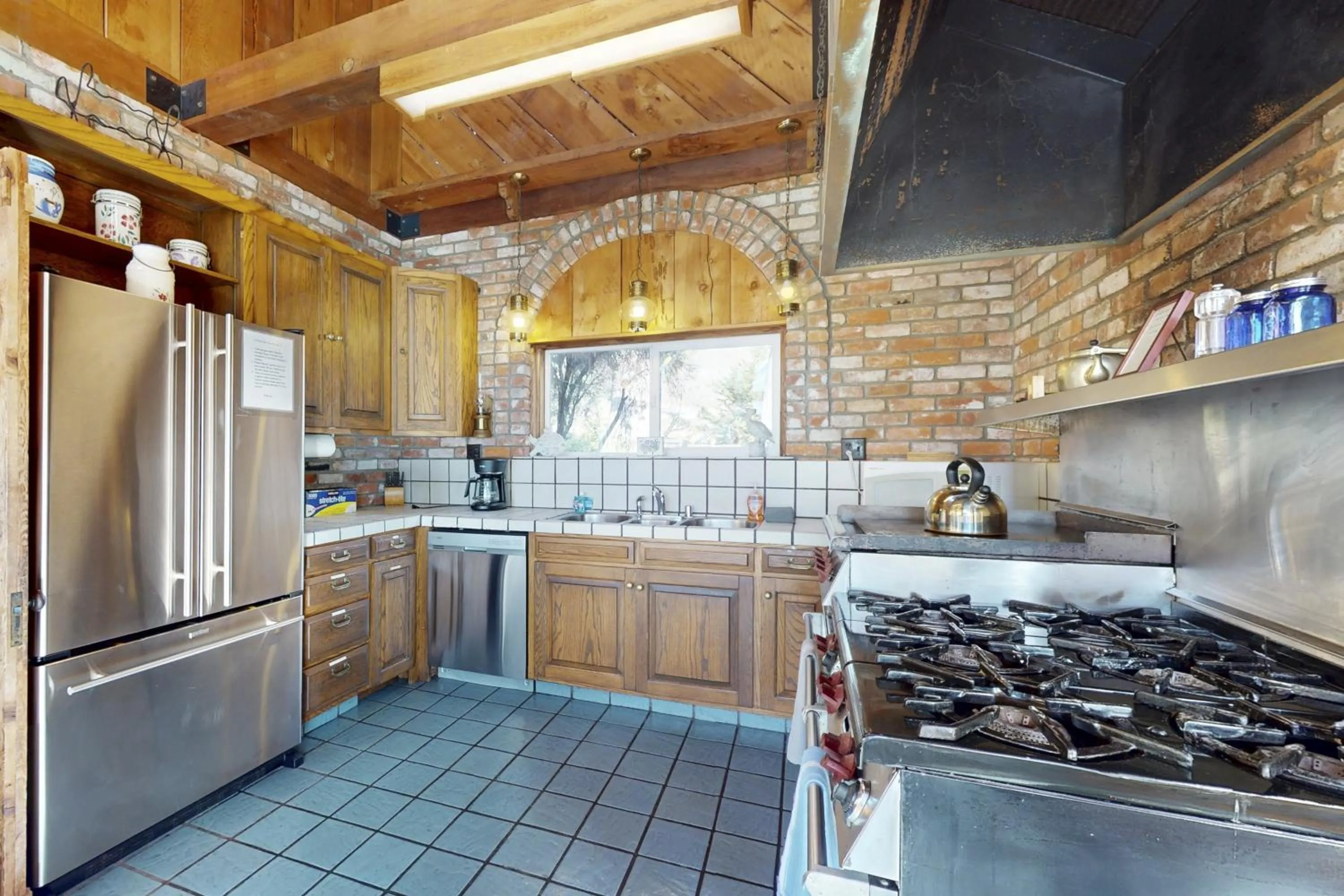 Large Oceanfront Bluff Home - Hot Tub Kids Room