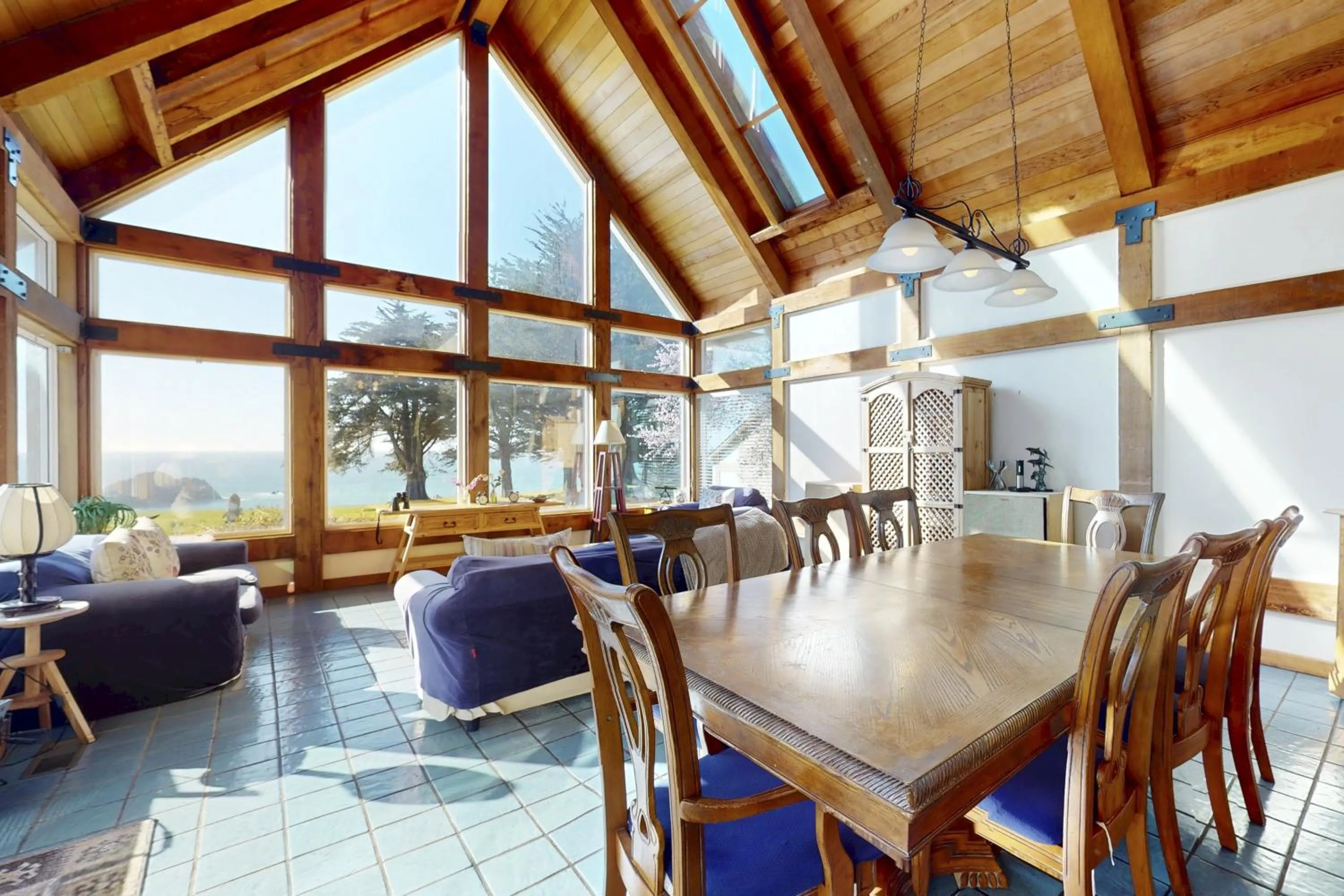 Large Oceanfront Bluff Home - Hot Tub Kids Room