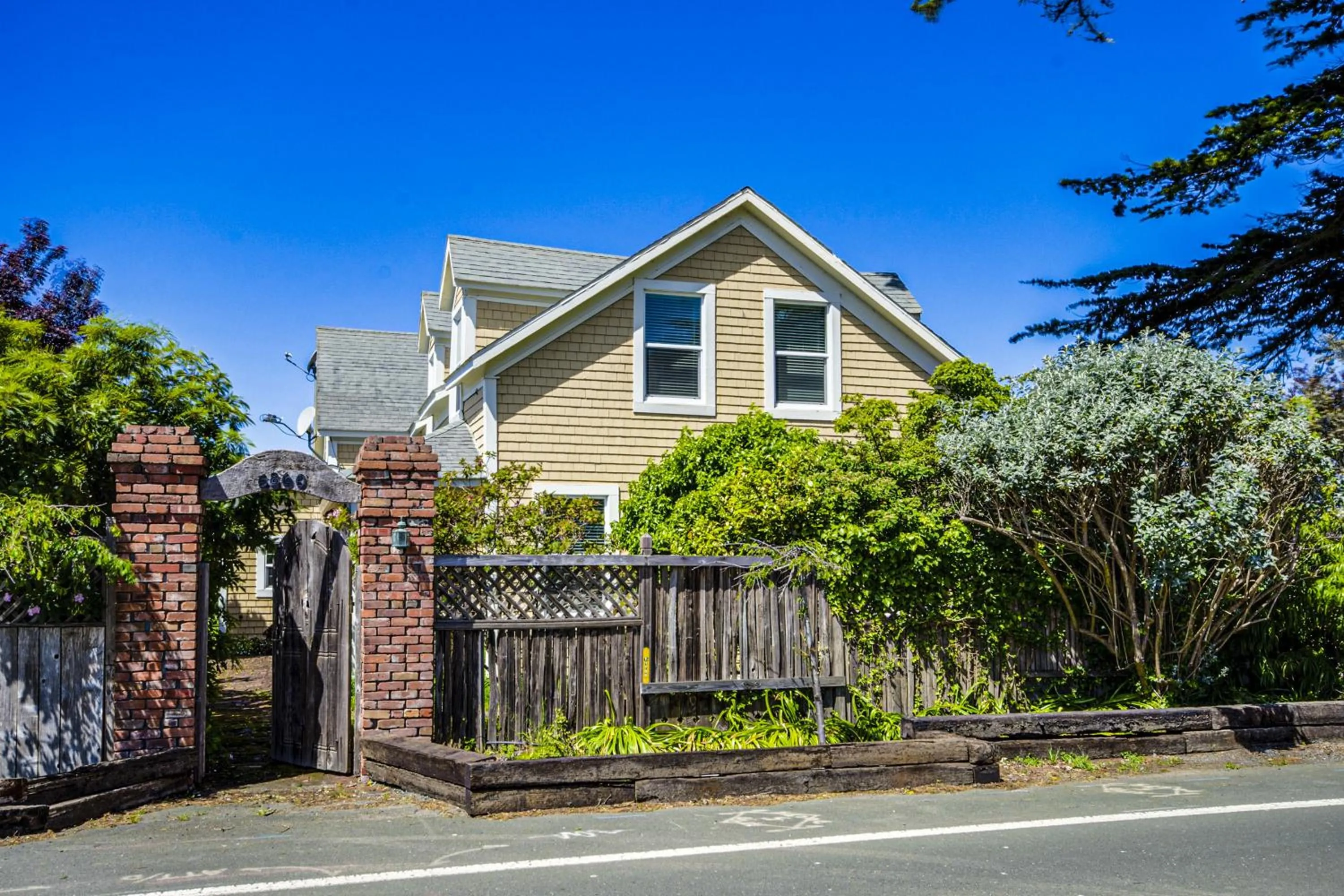 Large Oceanfront Bluff Home - Hot Tub Kids Room