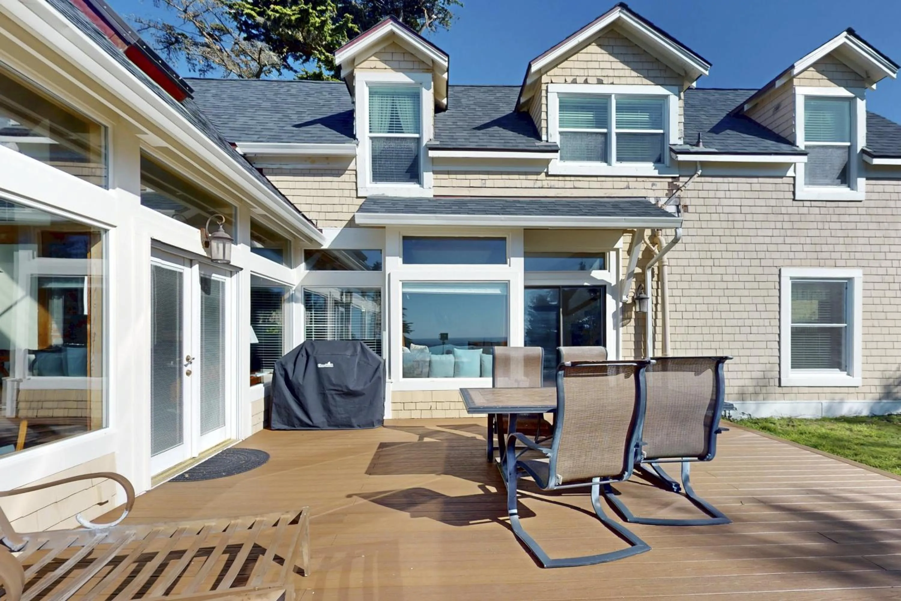 Large Oceanfront Bluff Home - Hot Tub Kids Room