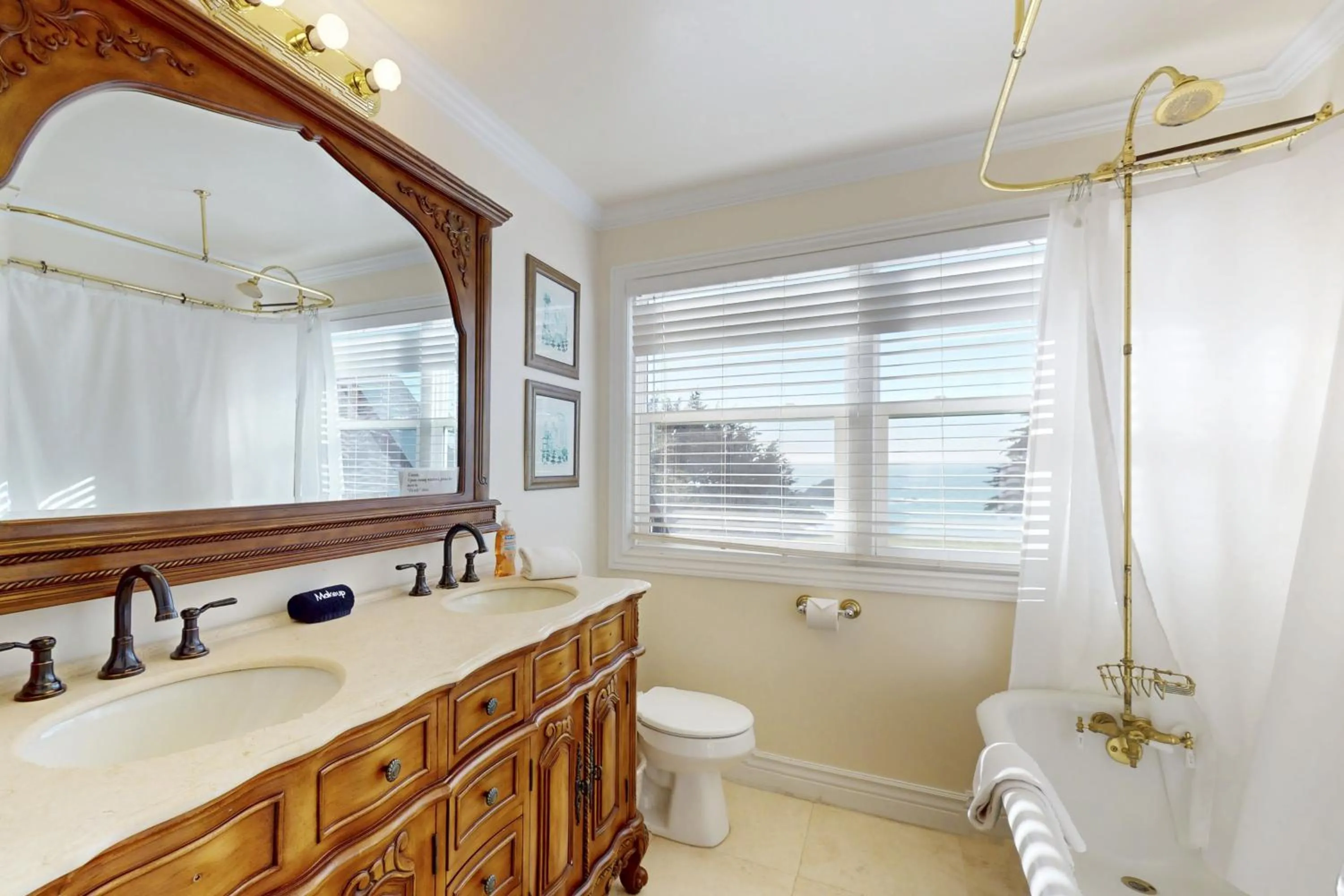 Large Oceanfront Bluff Home - Hot Tub Kids Room