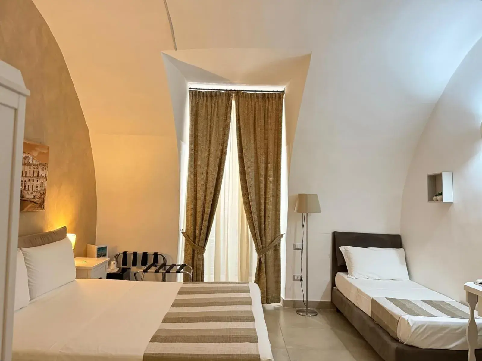 Deluxe Triple Room in Chiaia Suites Deluxe Triple Room in Chiaia Suites