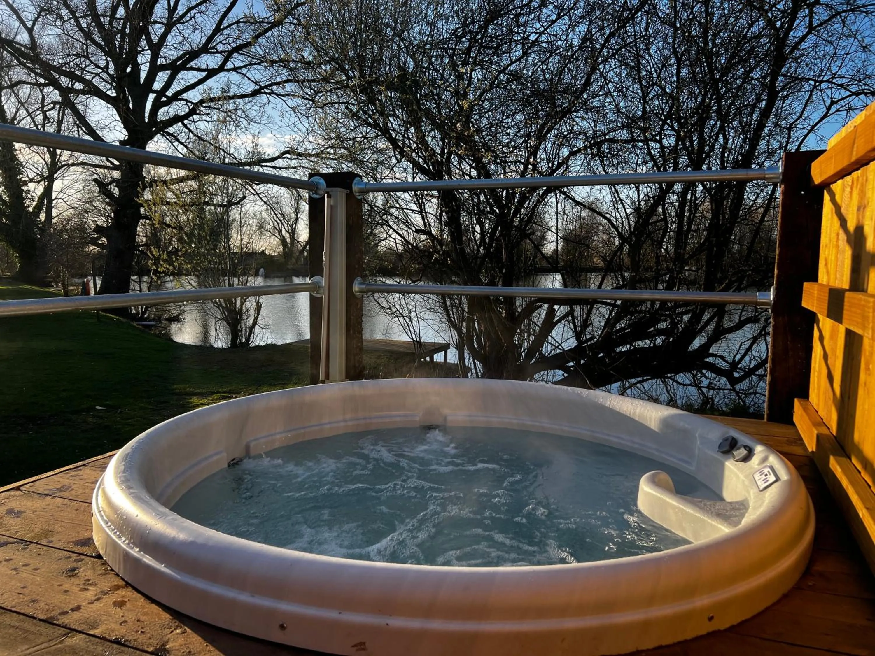Hot Tub in Woodlakes Park By Liv Retreats