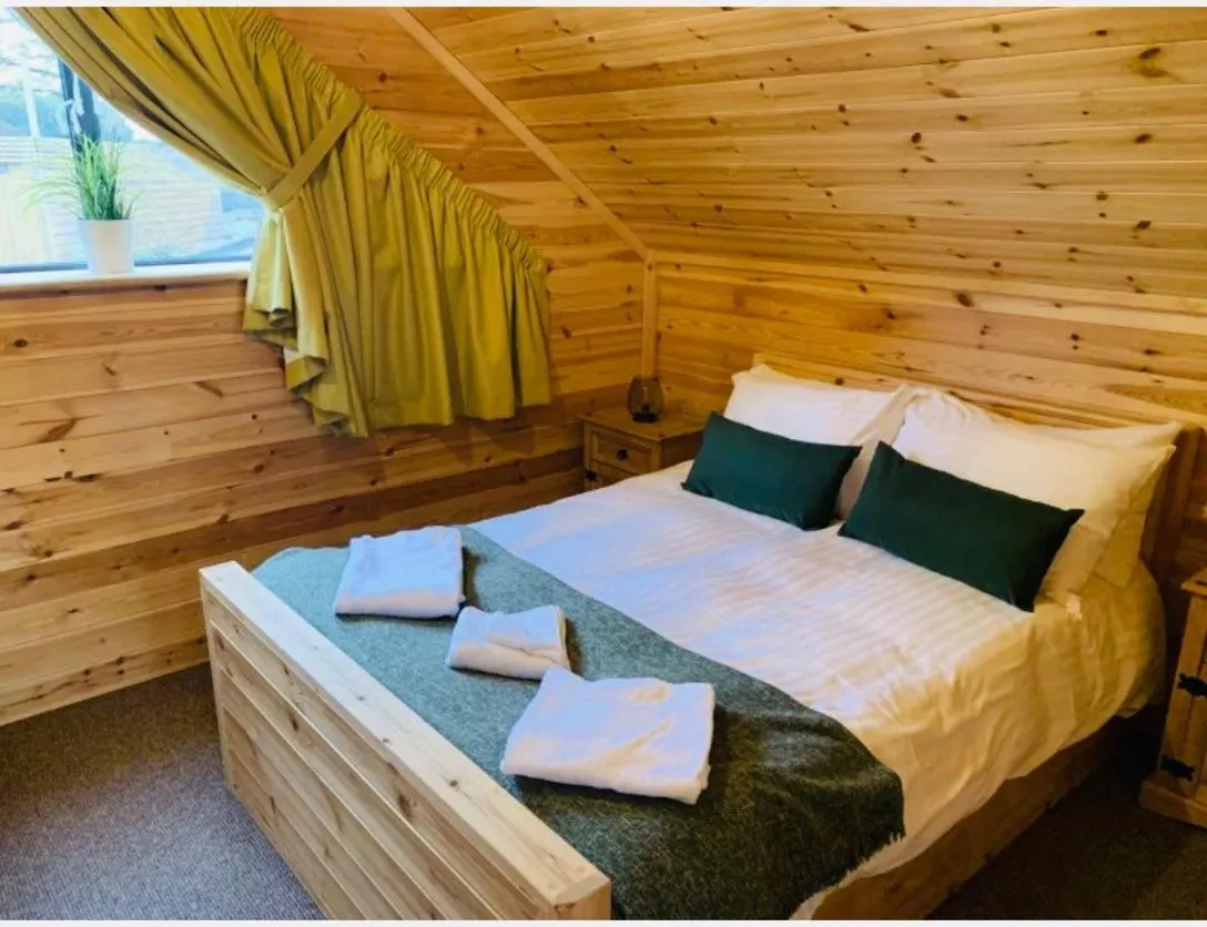 Bed in Woodlakes Park By Liv Retreats