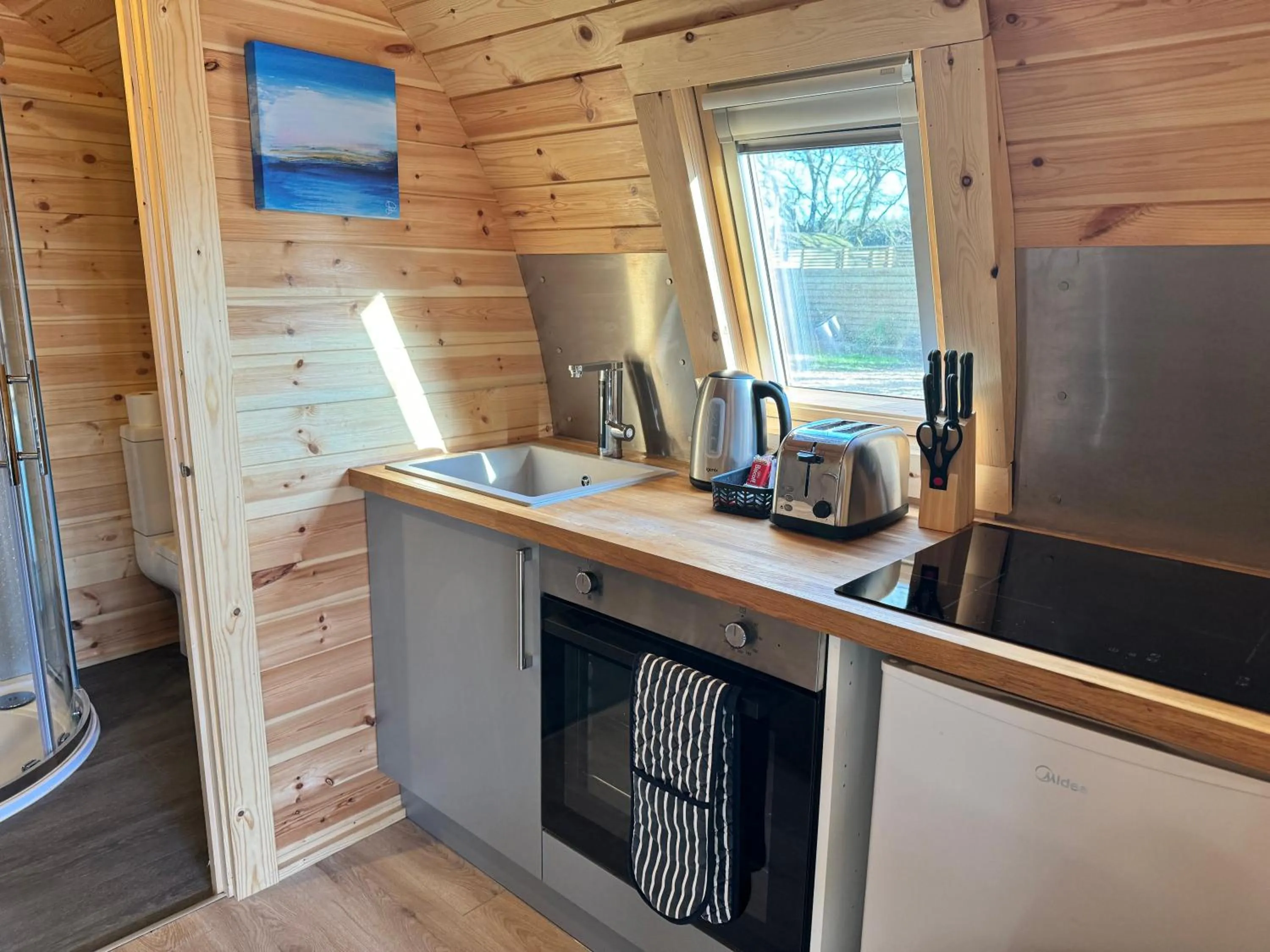 Coffee/tea facilities in Woodlakes Park By Liv Retreats