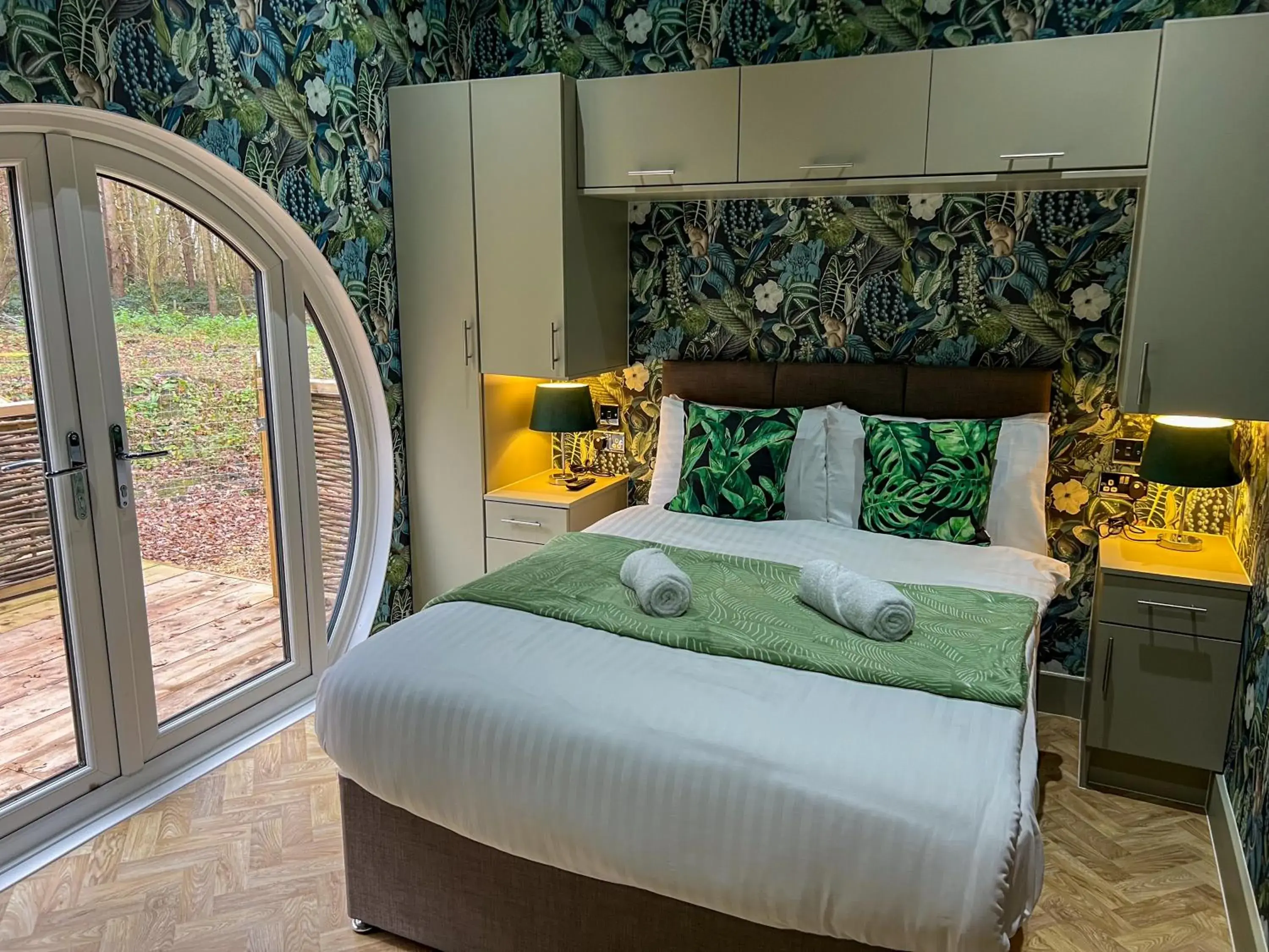 Lux Nature – Jacuzzi Bath in Woodlakes Park By Liv Retreats Lux Nature – Jacuzzi Bath in Woodlakes Park By Liv Retreats