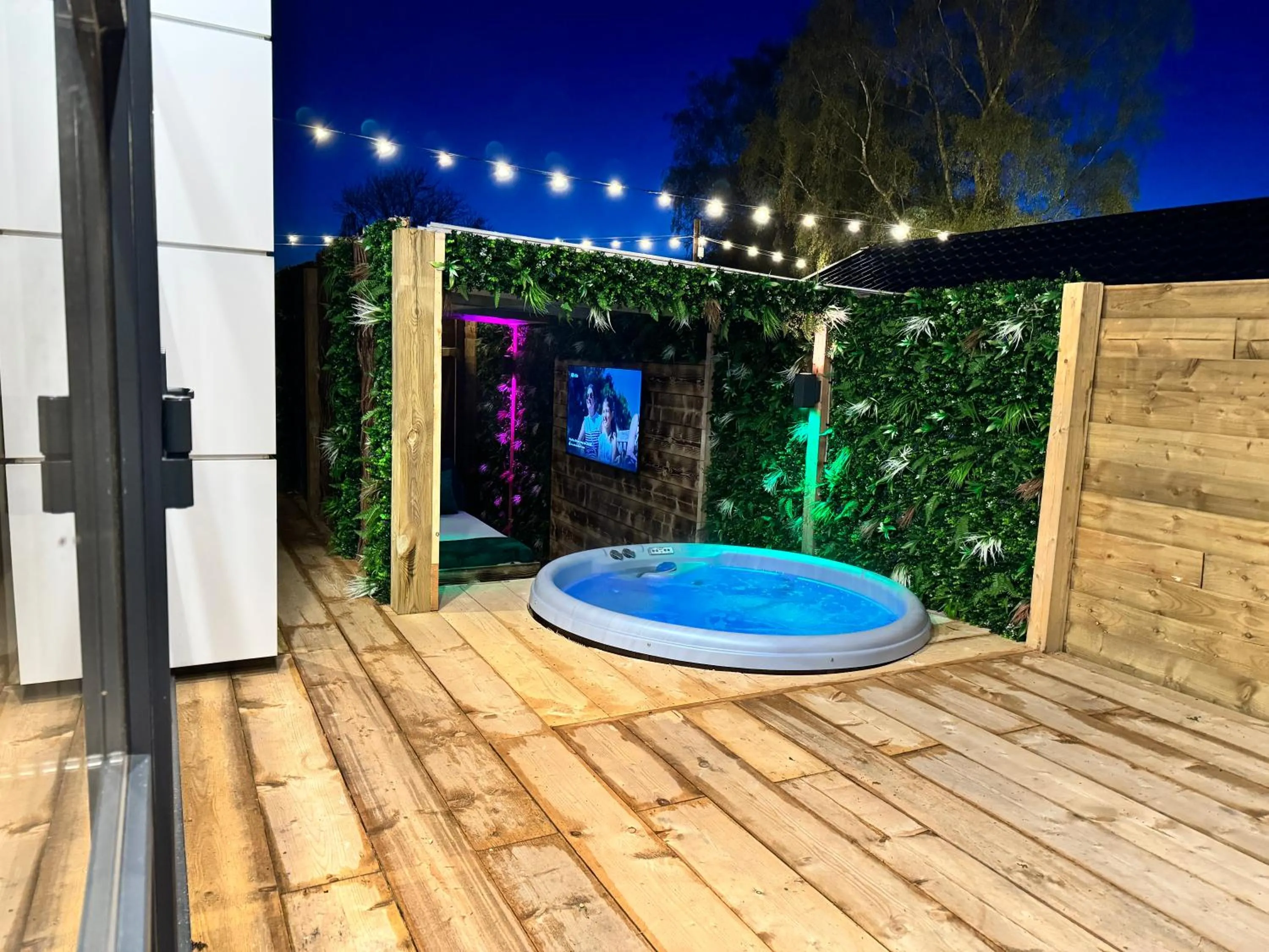 Garden in Woodlakes Park By Liv Retreats