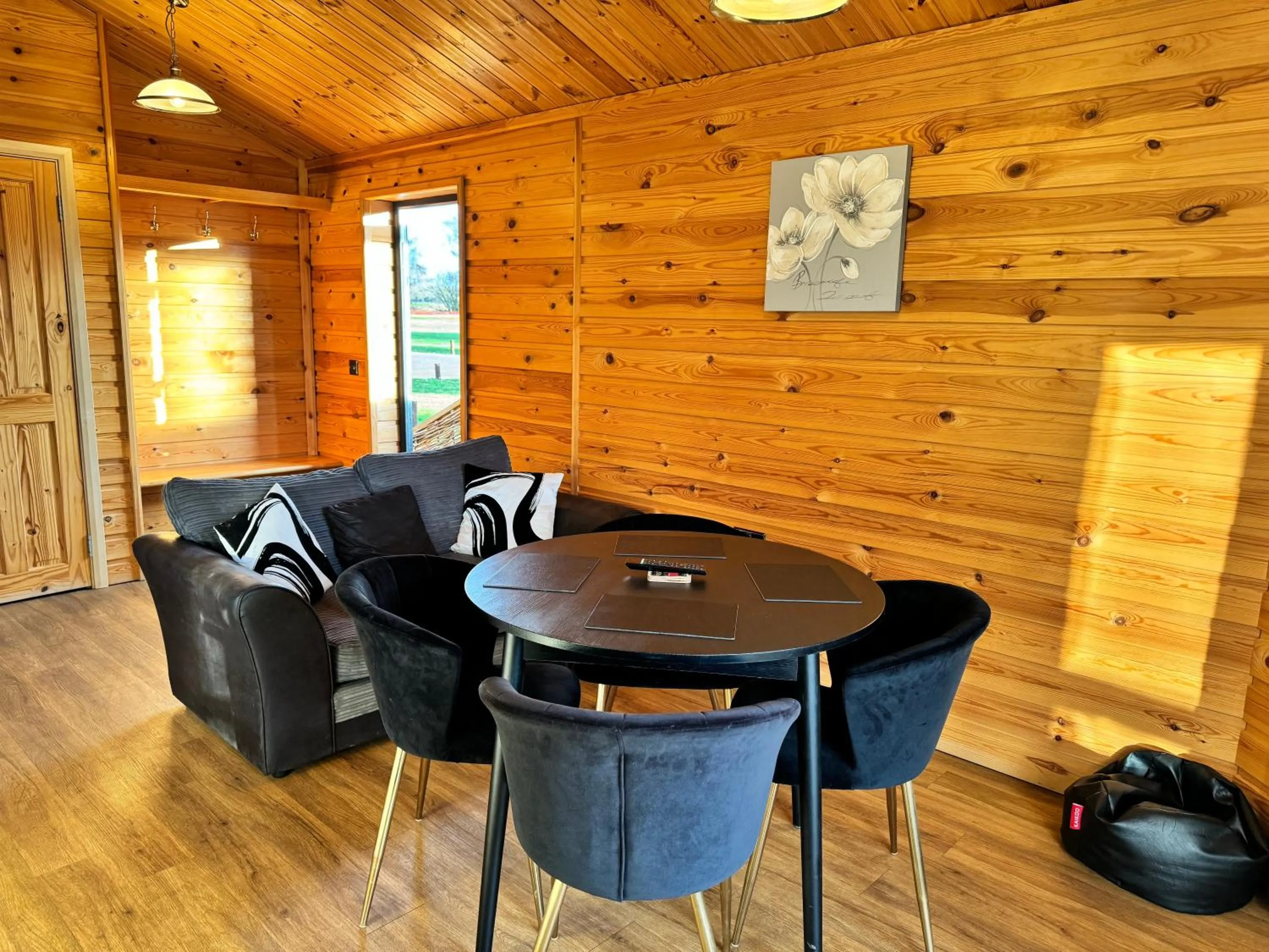 Cottage with Garden View in Woodlakes Park By Liv Retreats