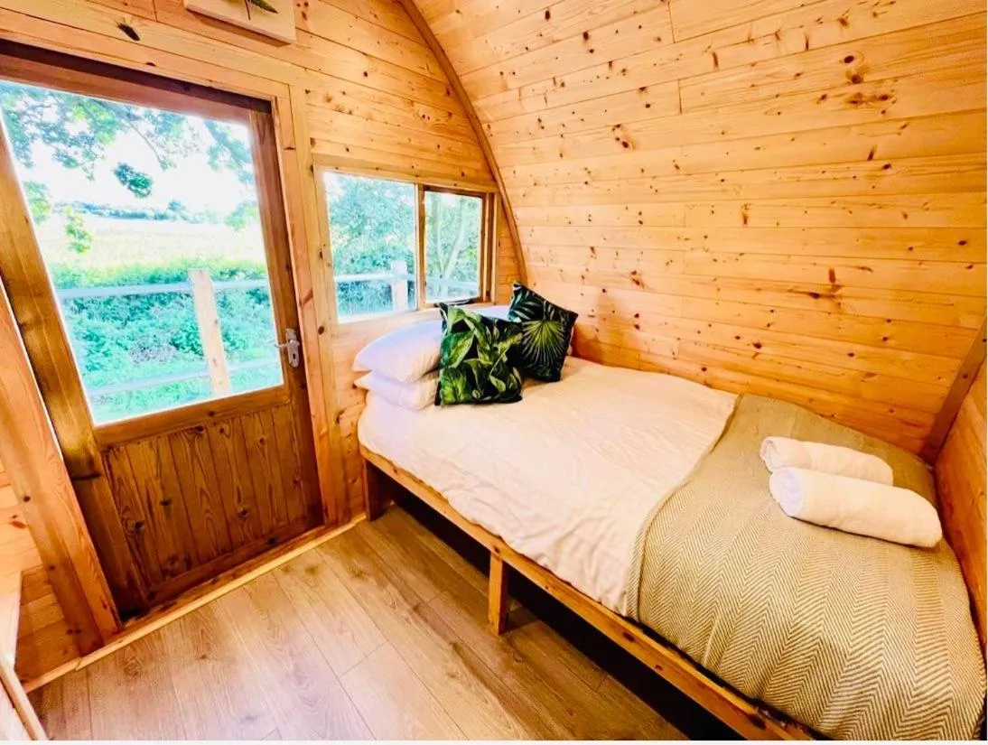 Bed in Woodlakes Park By Liv Retreats