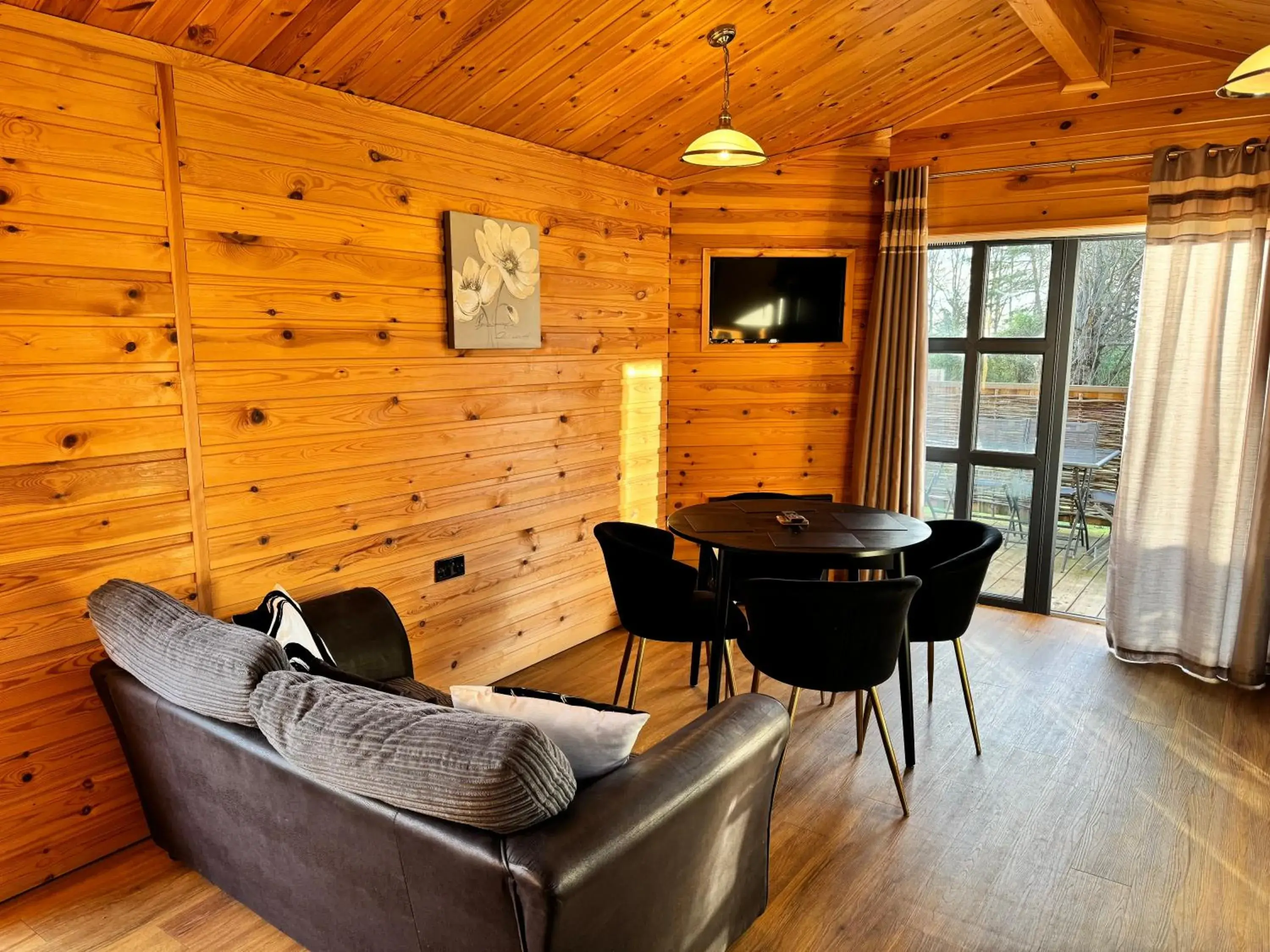 Cottage with Garden View in Woodlakes Park By Liv Retreats Cottage with Garden View in Woodlakes Park By Liv Retreats