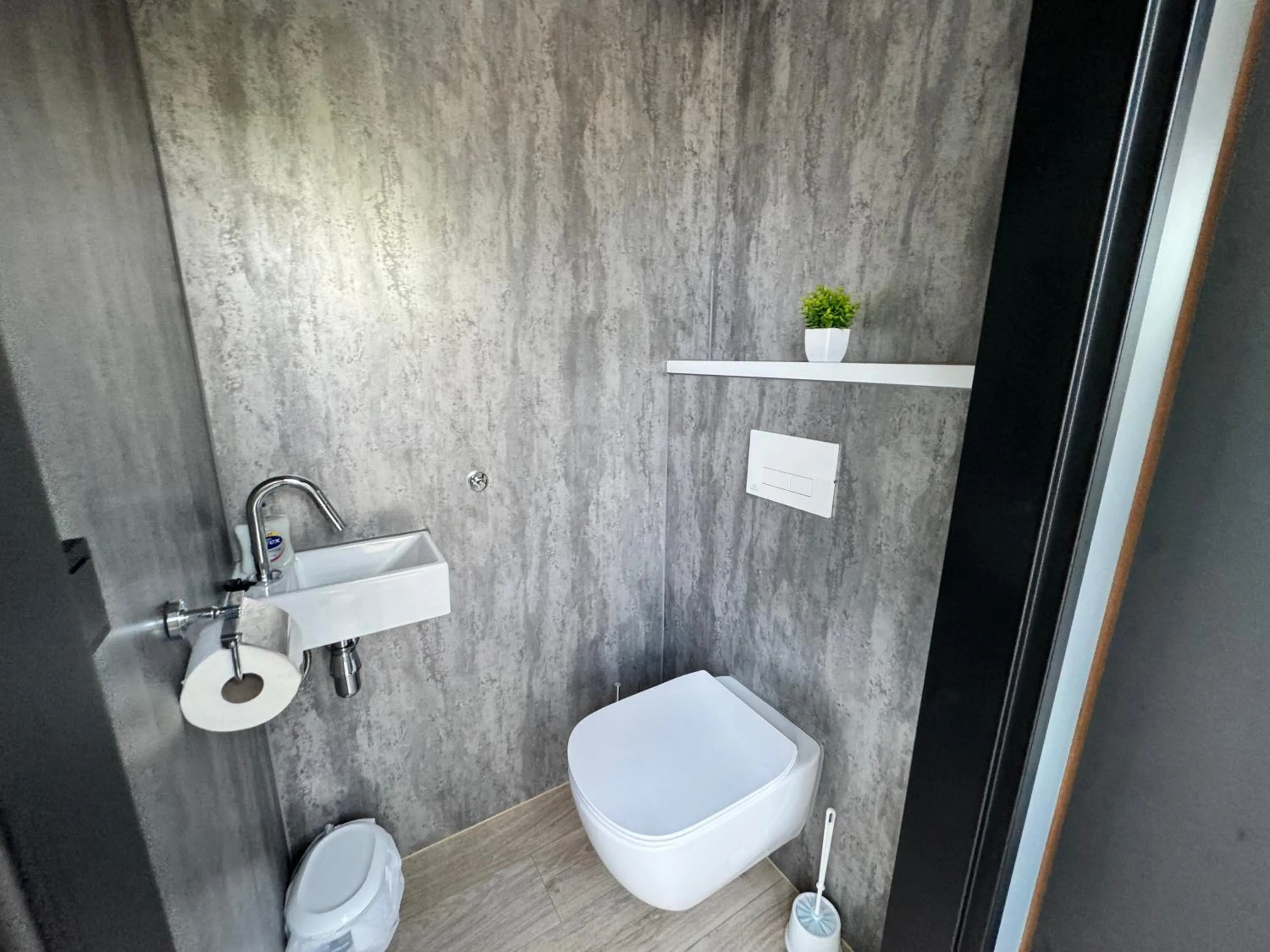 Toilet in Woodlakes Park By Liv Retreats