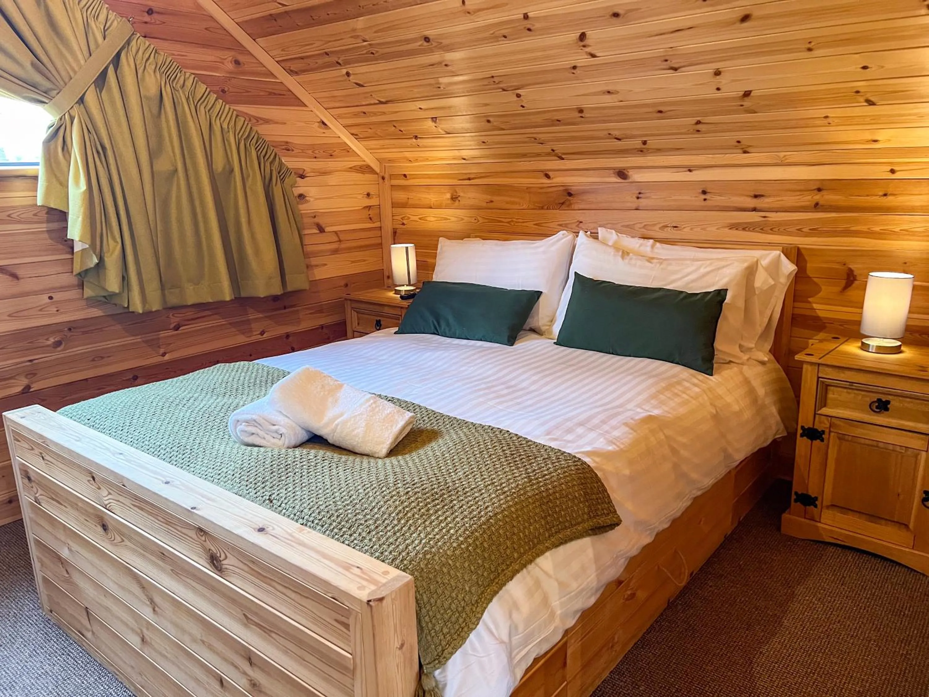 Photo of the whole room, Bed in Woodlakes Park By Liv Retreats