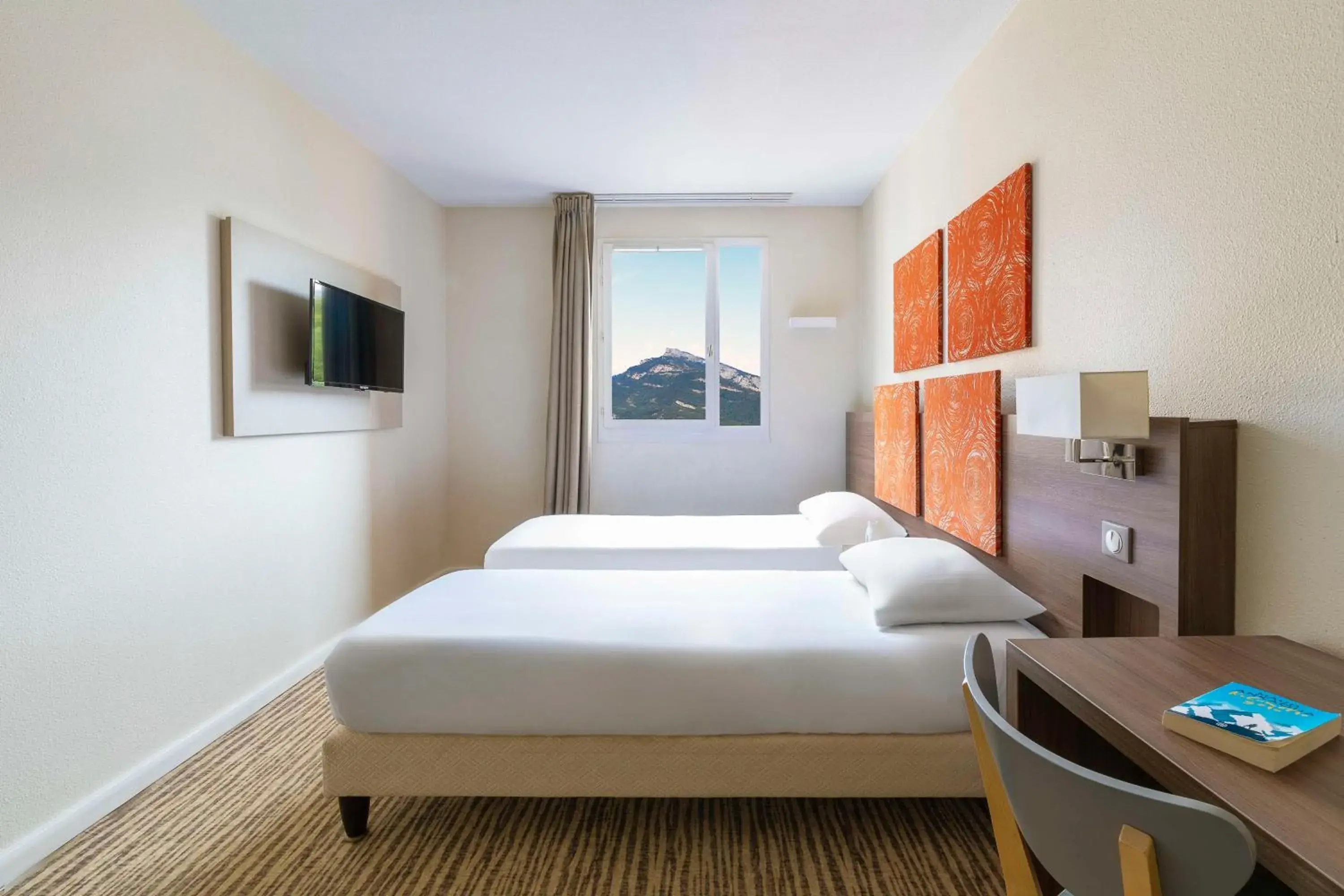 Bedroom, Bed in Kyriad Chambéry Centre - Hôtel et Résidence Bedroom, Bed in Kyriad Chambéry Centre - Hôtel et Résidence