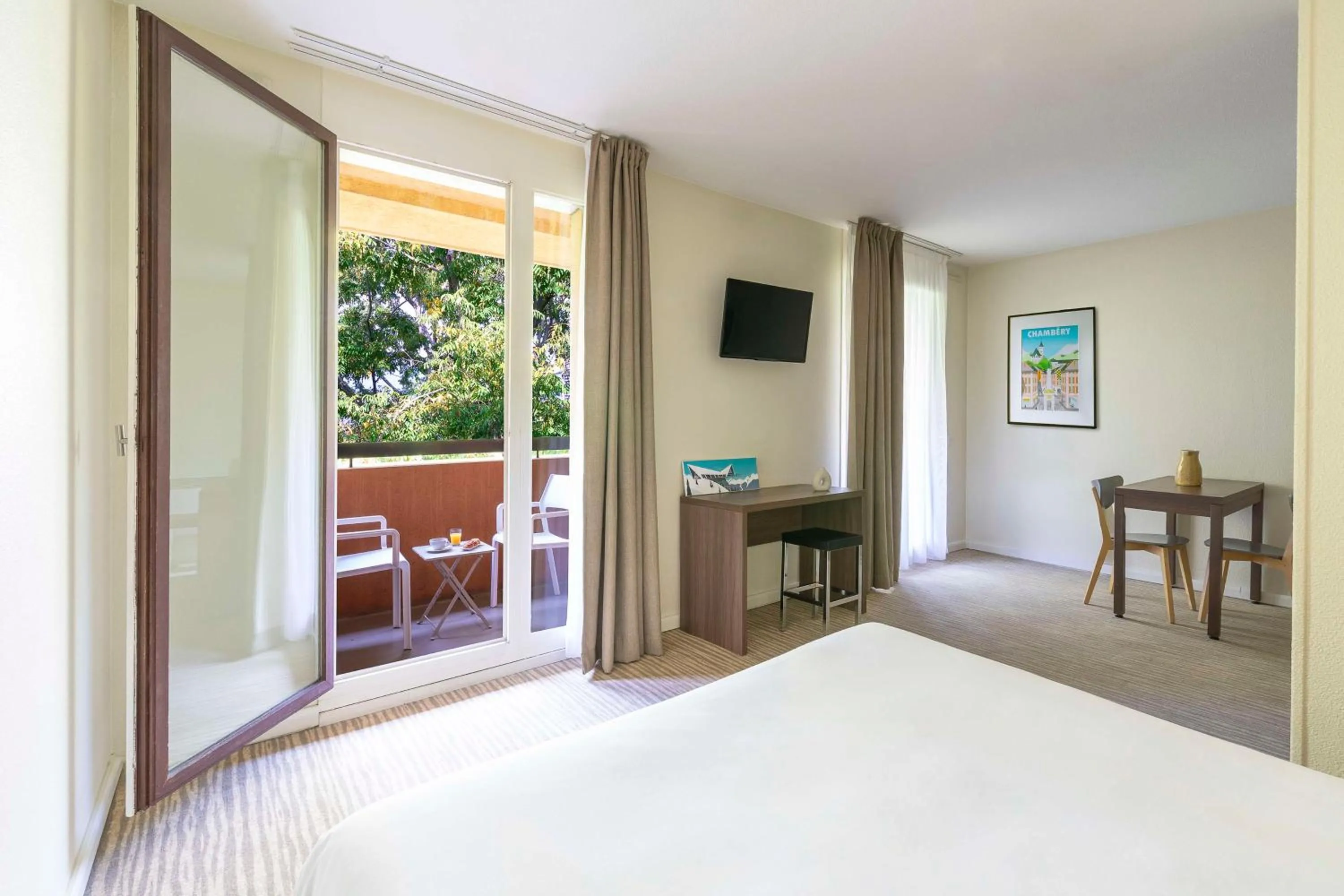 Bedroom, Bed in Kyriad Chambéry Centre - Hôtel et Résidence