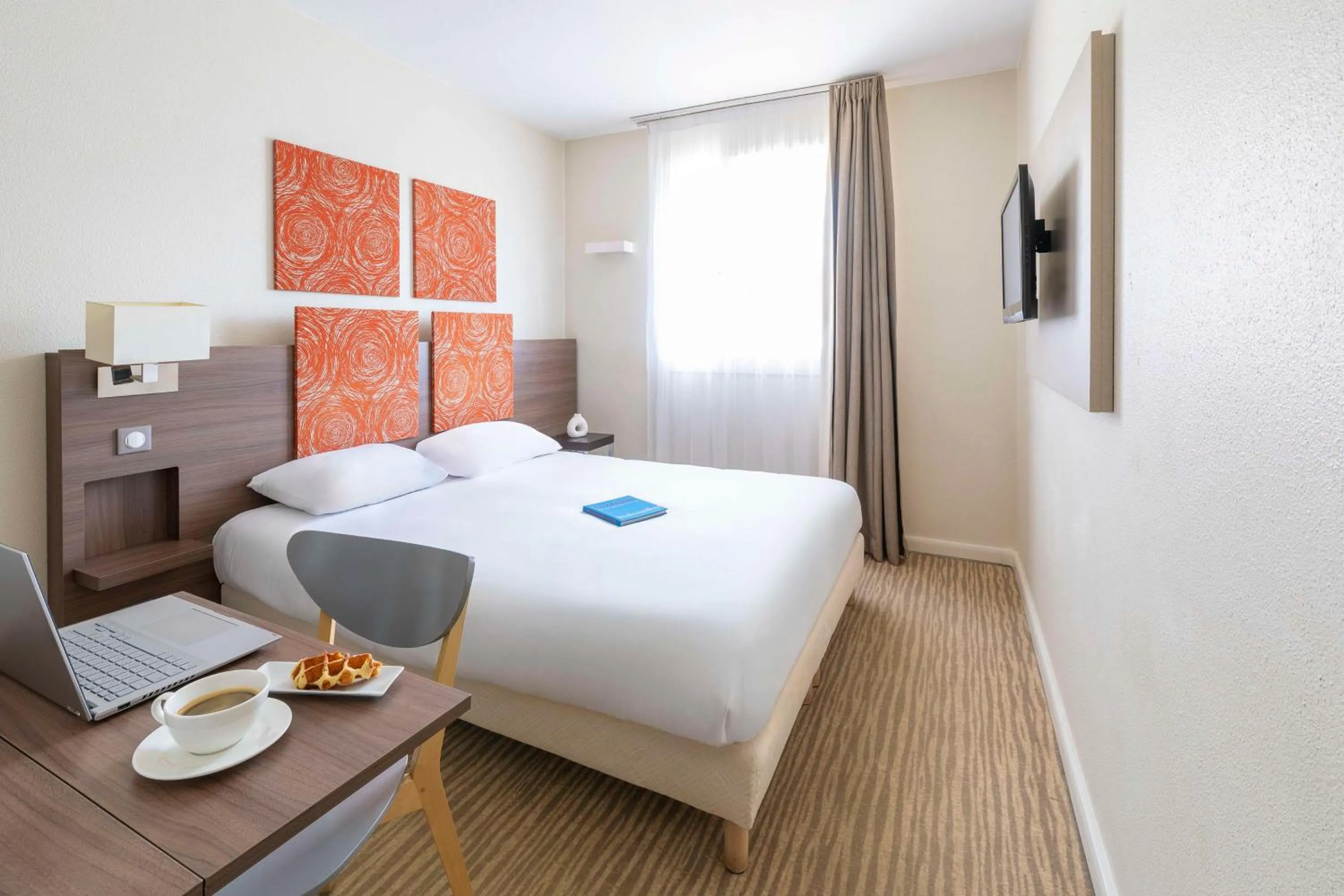 Bedroom, Bed in Kyriad Chambéry Centre - Hôtel et Résidence