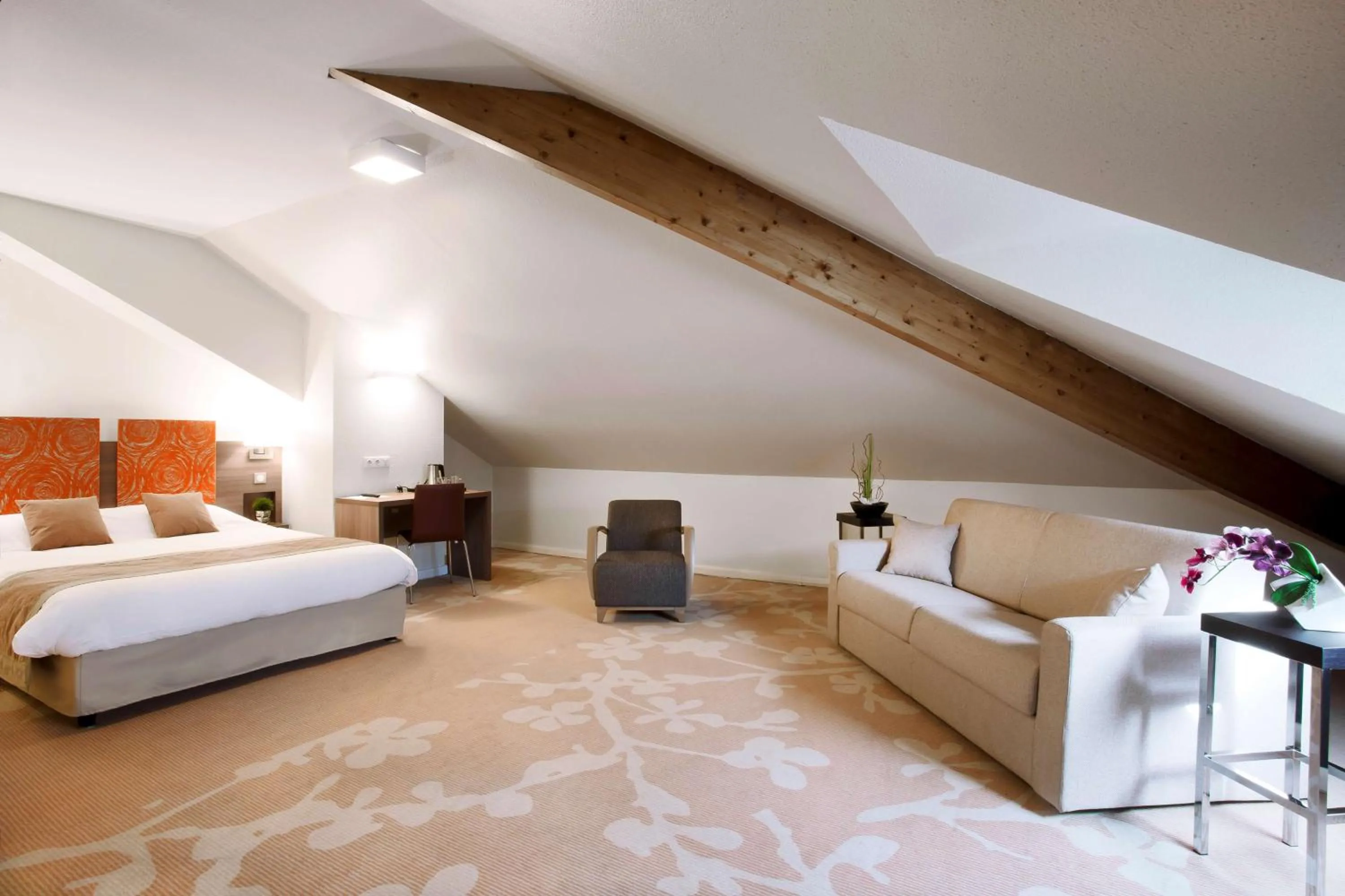 Photo of the whole room, Bed in Kyriad Chambéry Centre - Hôtel et Résidence