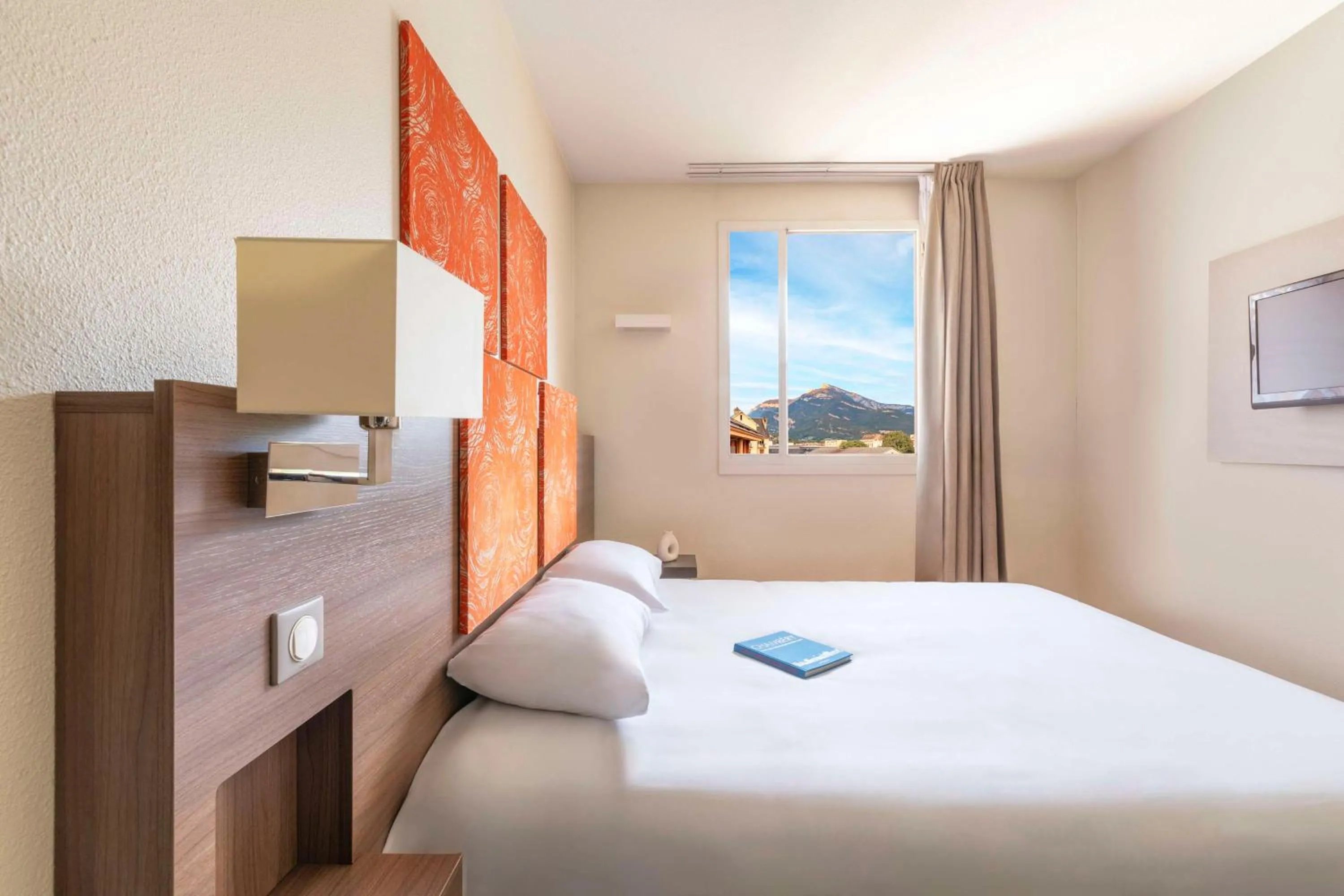 Bedroom, Bed in Kyriad Chambéry Centre - Hôtel et Résidence