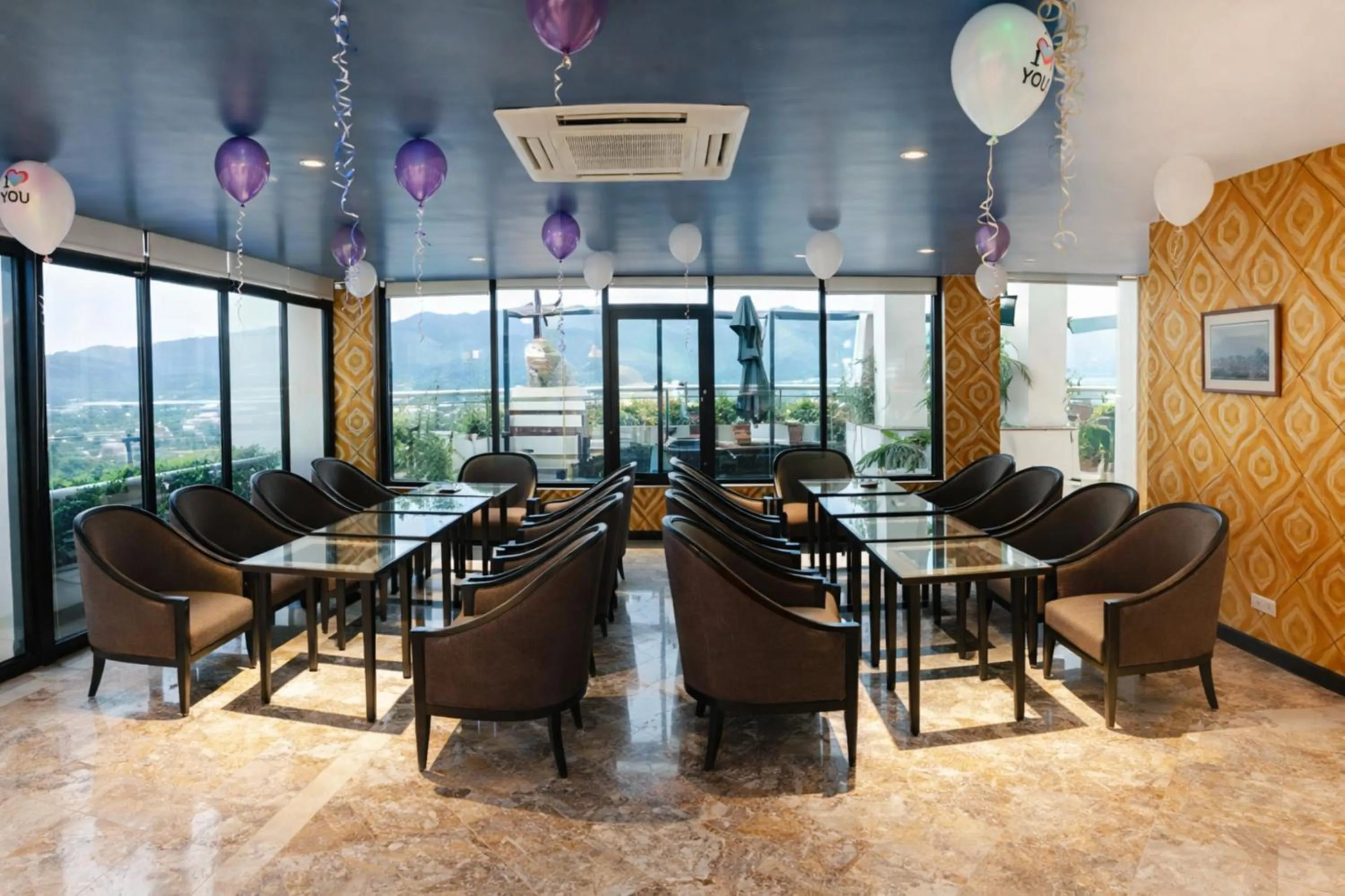 Restaurant/places to eat in Red River View Hotel