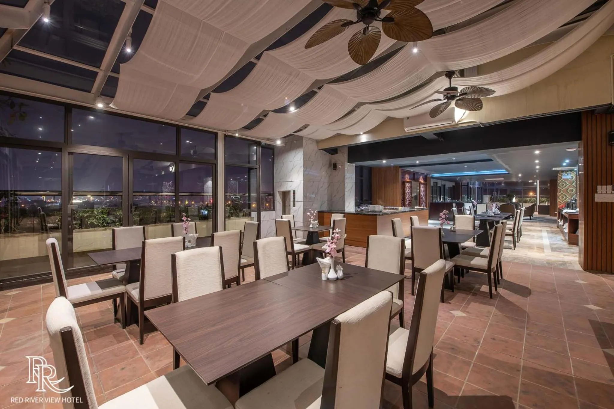 Restaurant/places to eat in Red River View Hotel