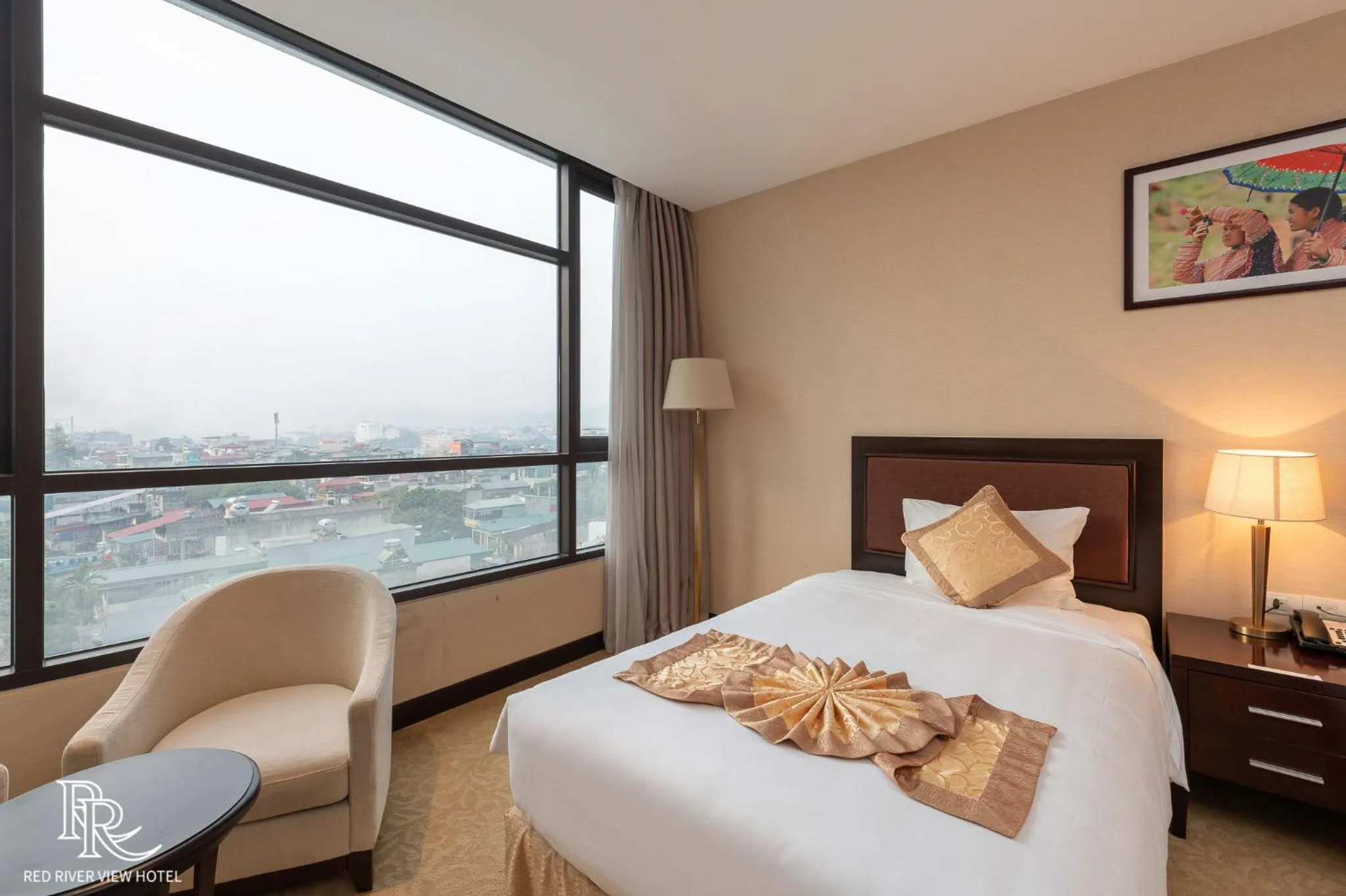 Photo of the whole room, Bed in Red River View Hotel