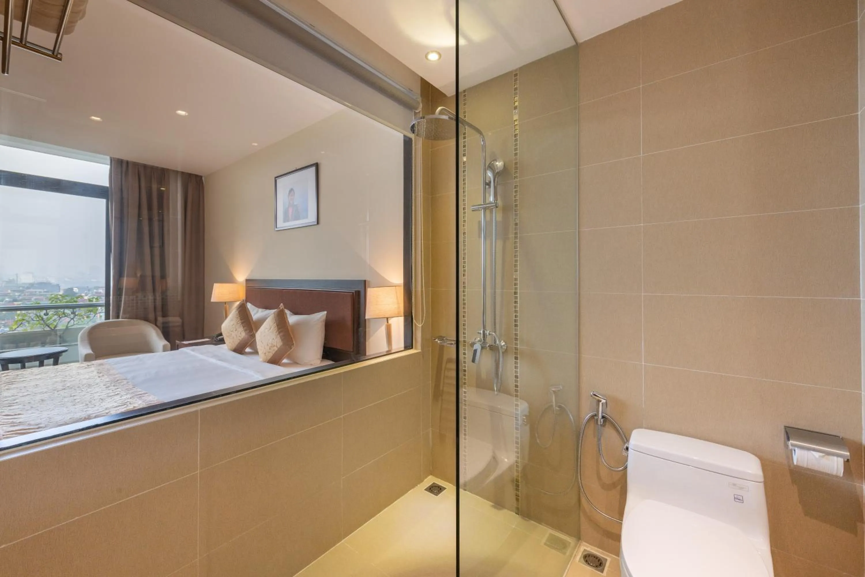 Bathroom, Bed in Red River View Hotel